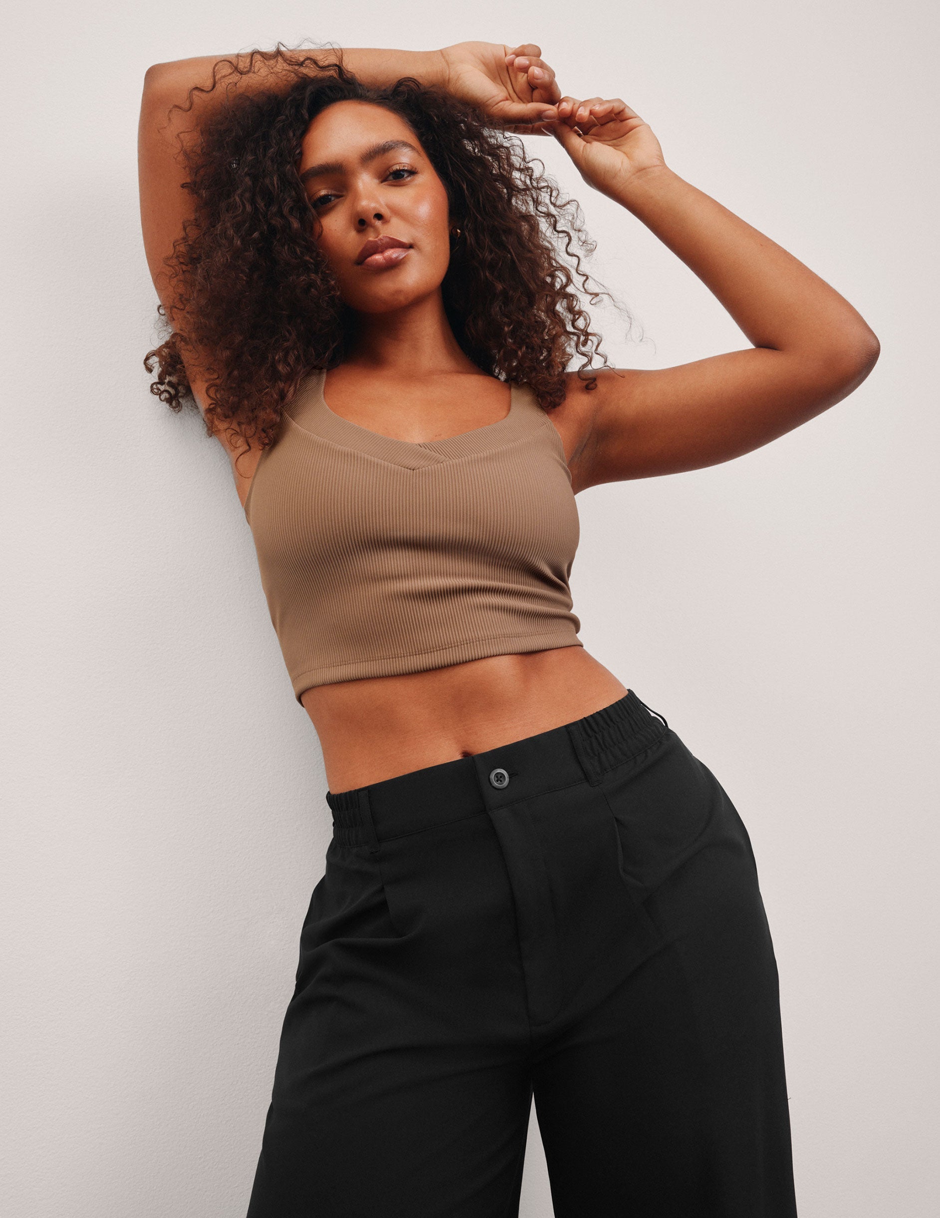 Supportive Active Ribbed Cropped Tank Top with V-Neck Design