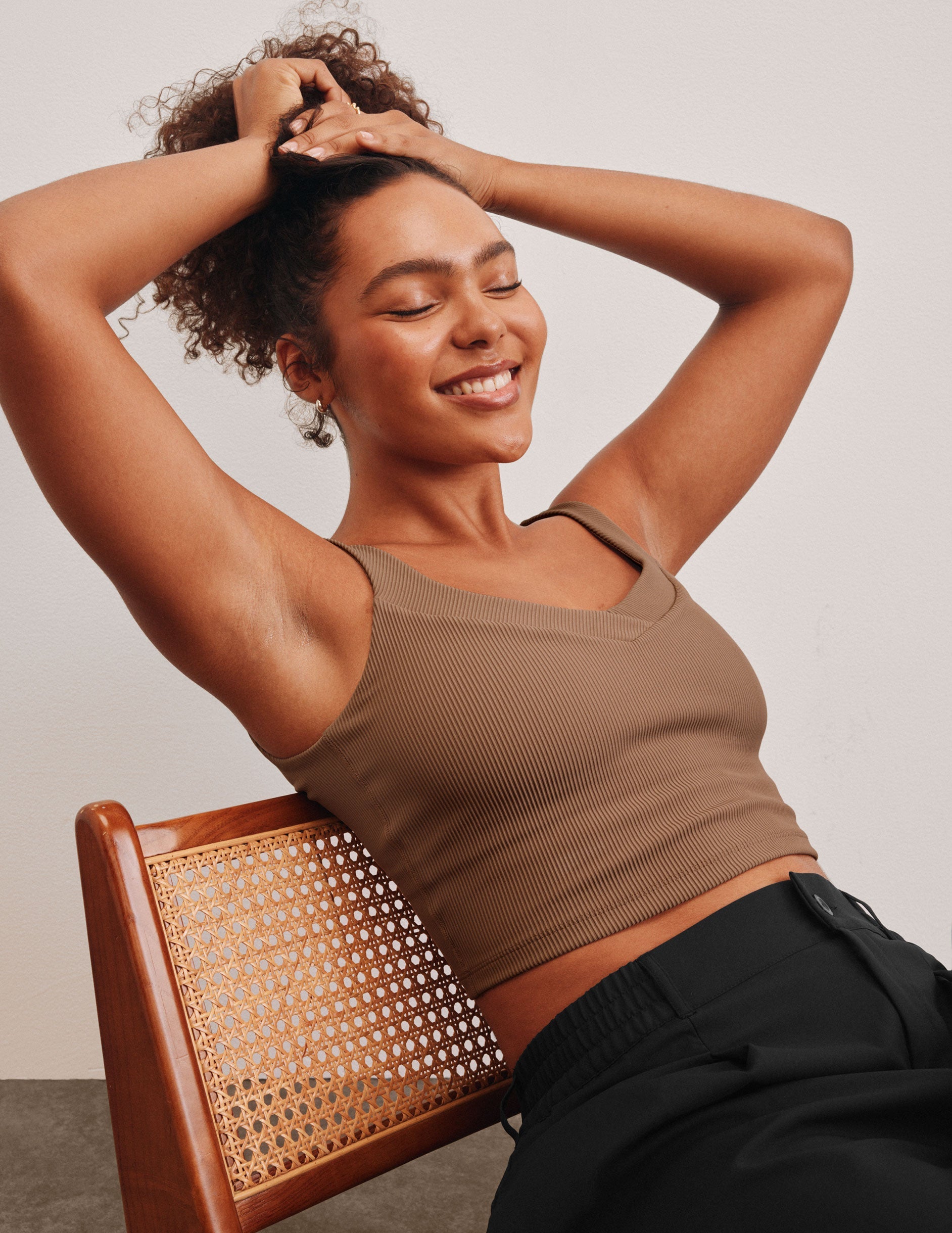 Supportive Active Ribbed Cropped Tank Top with V-Neck Design