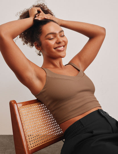 Supportive Active Ribbed Cropped Tank Top with V-Neck Design