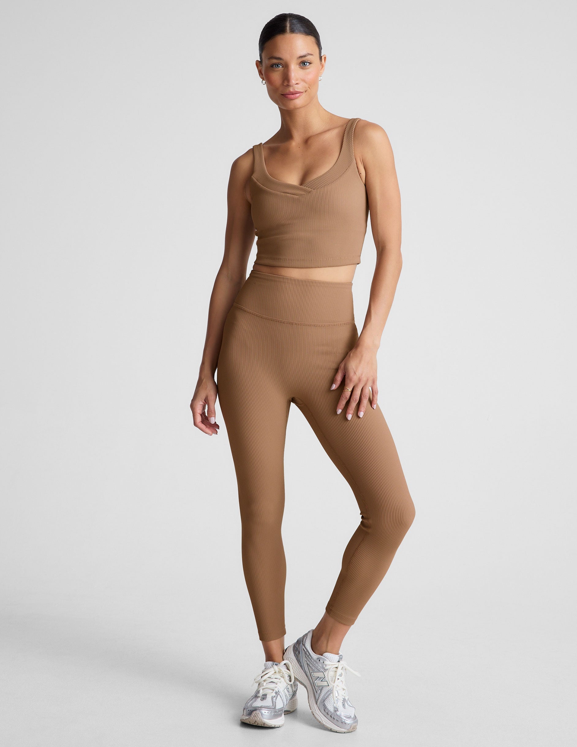 Supportive Active Ribbed Cropped Tank Top with V-Neck Design