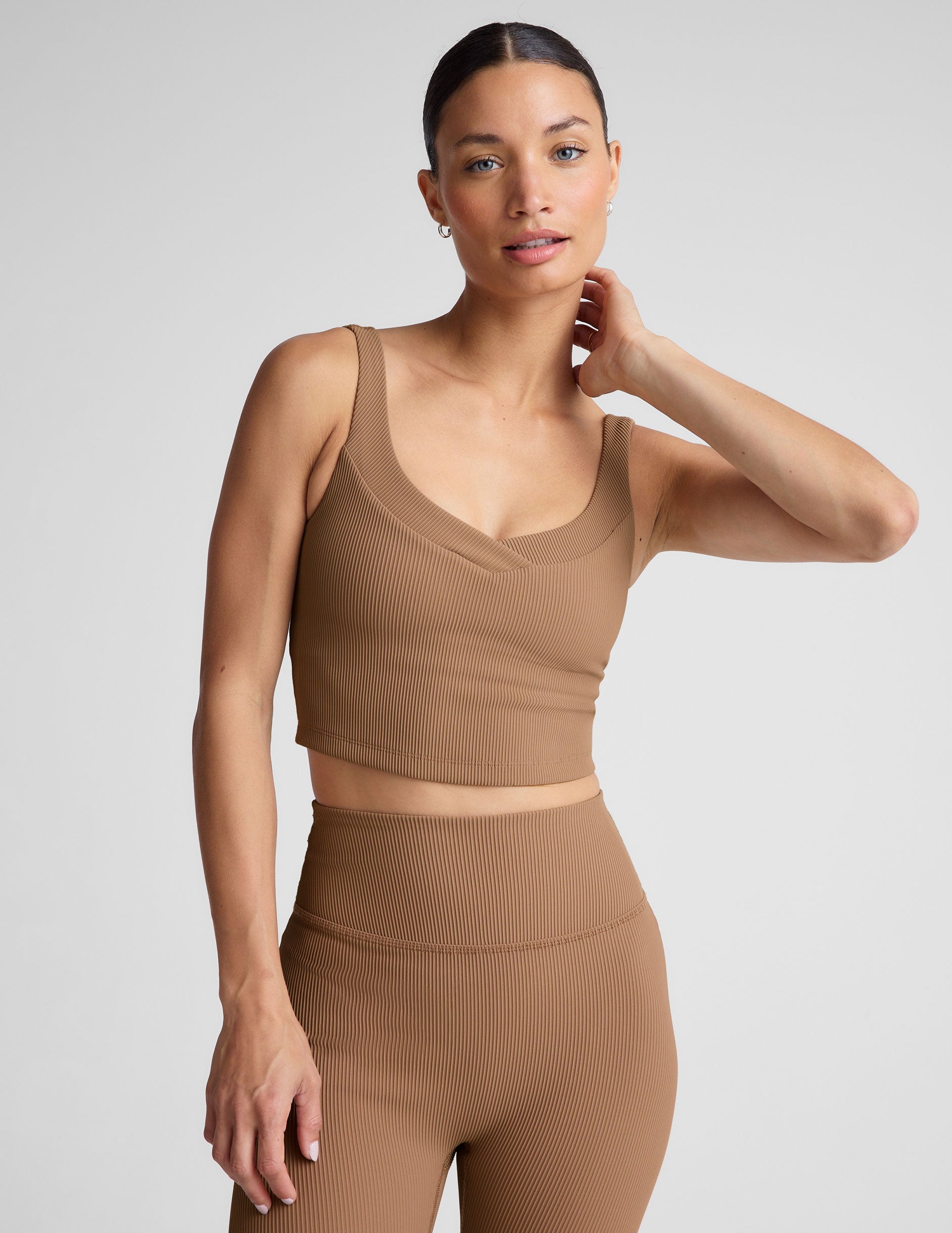 Supportive Active Ribbed Cropped Tank Top with V-Neck Design