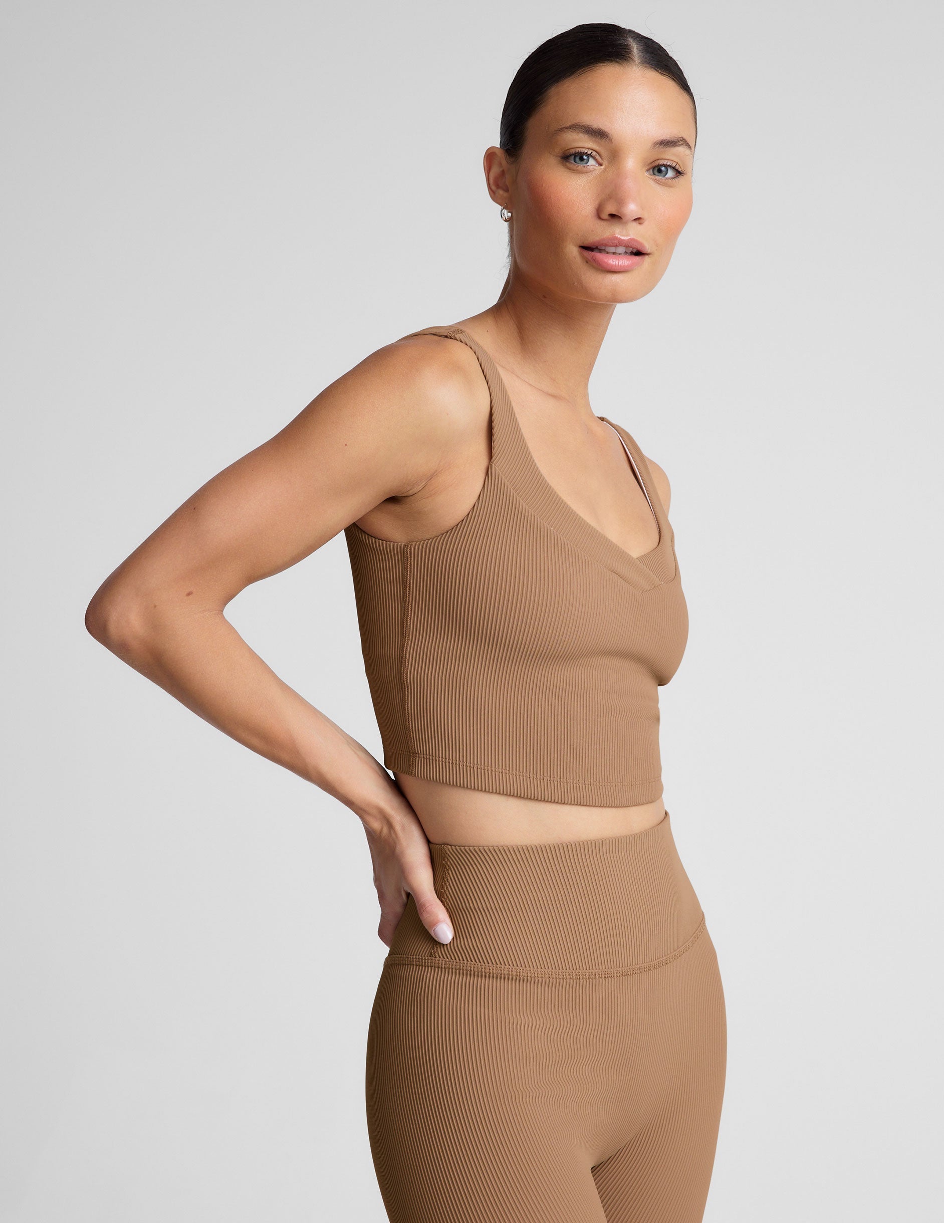 Supportive Active Ribbed Cropped Tank Top with V-Neck Design