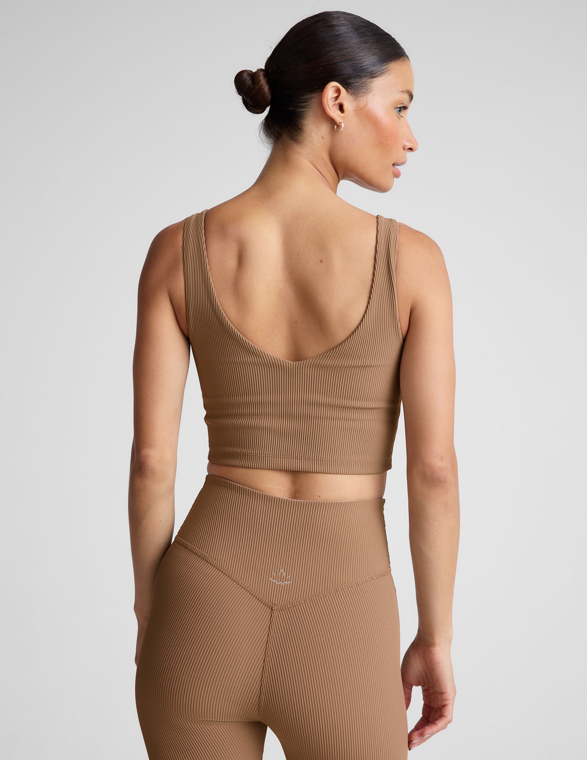 Supportive Active Ribbed Cropped Tank Top with V-Neck Design