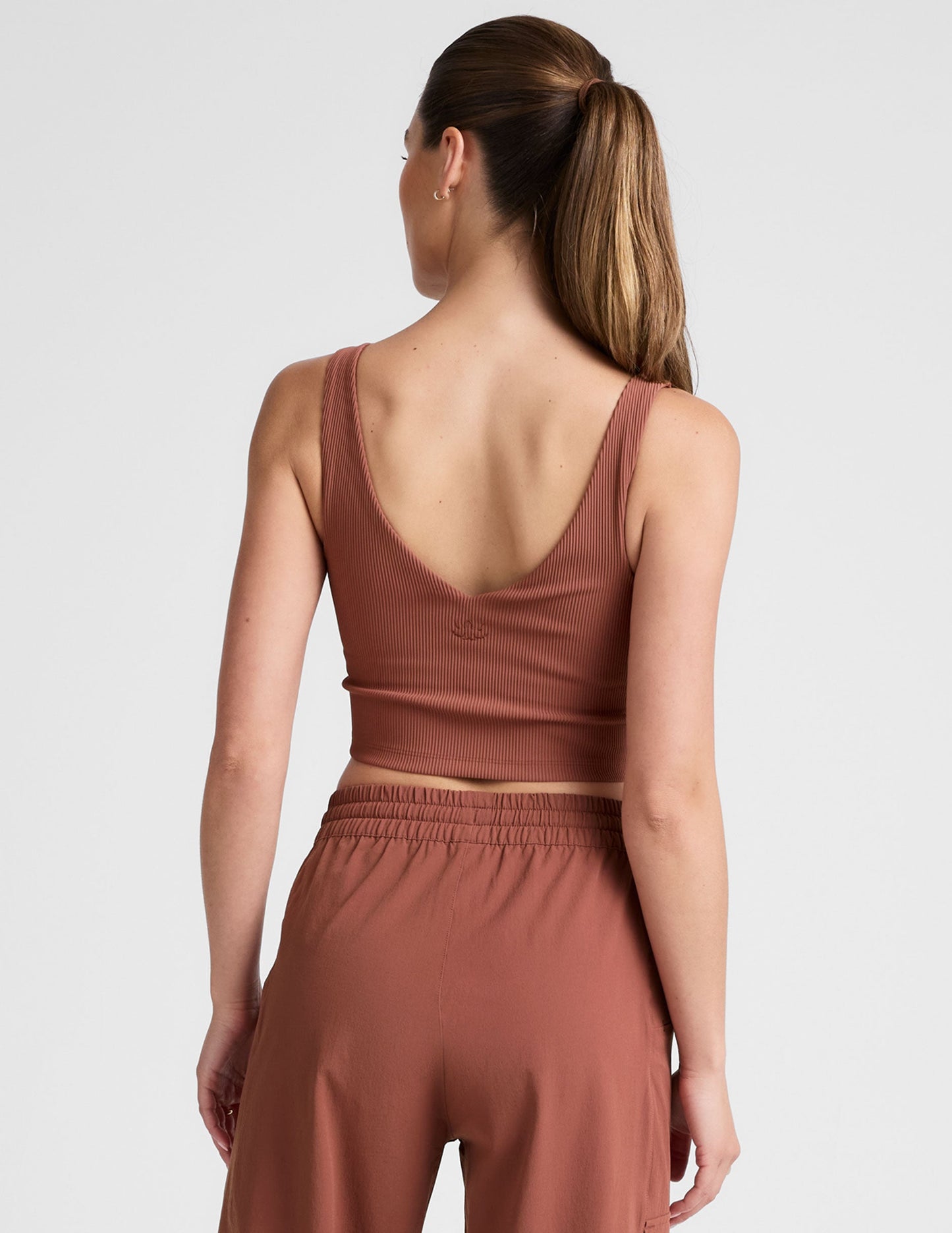 Opulent Auburn Ribbed Cropped Tank Top: V-Neck, Built-in Bra, Activewear