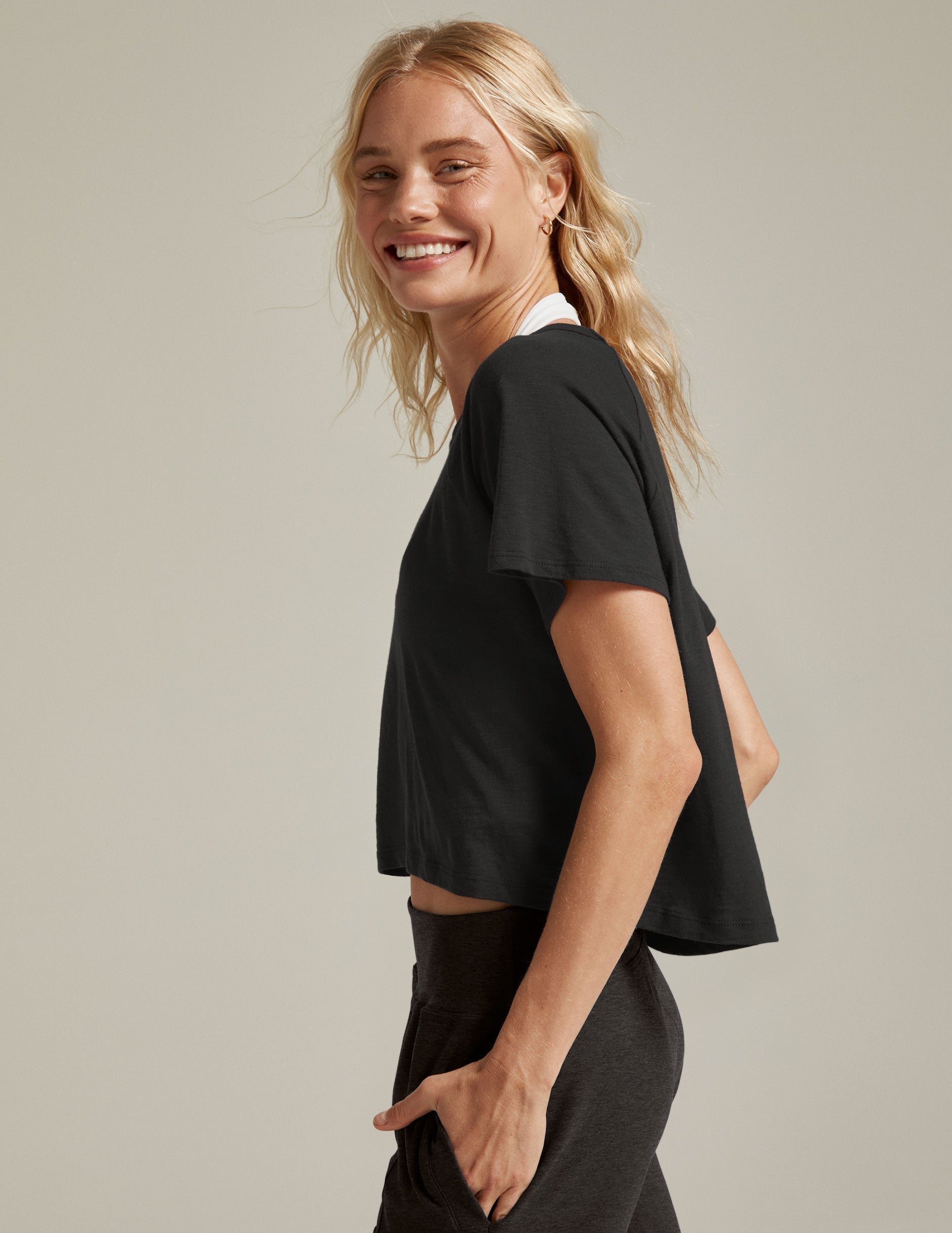 Signature Black Cropped High-Low Hem Short Sleeve Relaxed Fit Tee Top