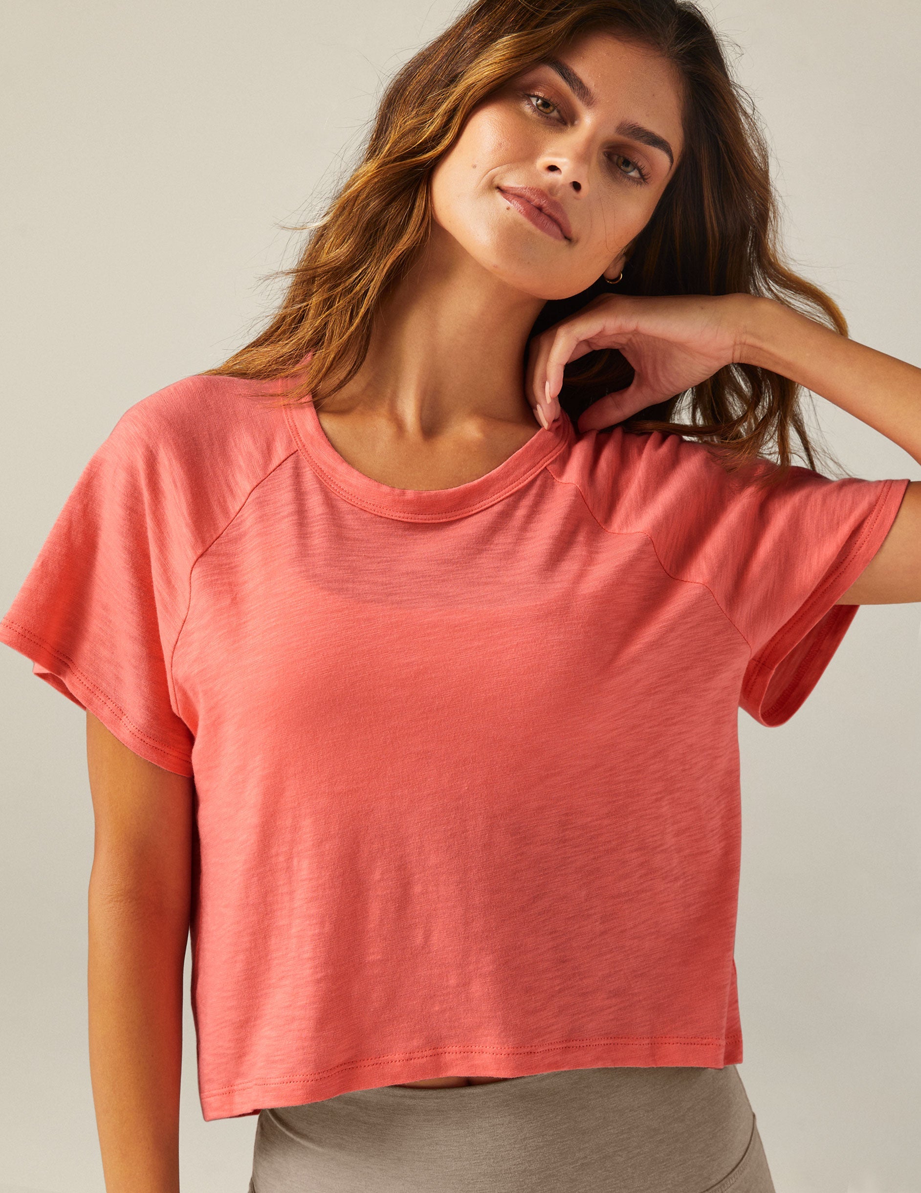 Beyond Yoga Signature High-Low Cropped Tee: Comfortable, Stylish Activewear Top