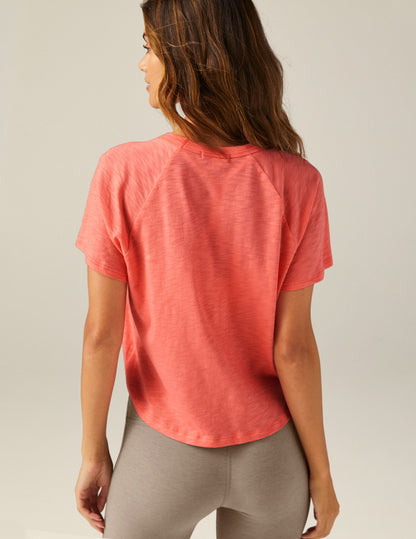 Beyond Yoga Signature High-Low Cropped Tee: Comfortable, Stylish Activewear Top