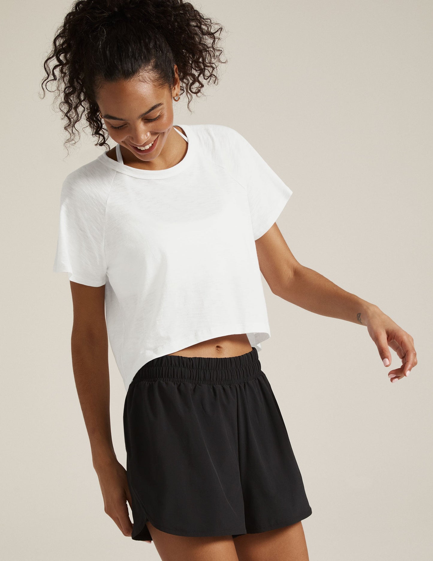 Signature High-Low Cropped Tee: Stylish Relaxed Fit Short Sleeve Top for Women