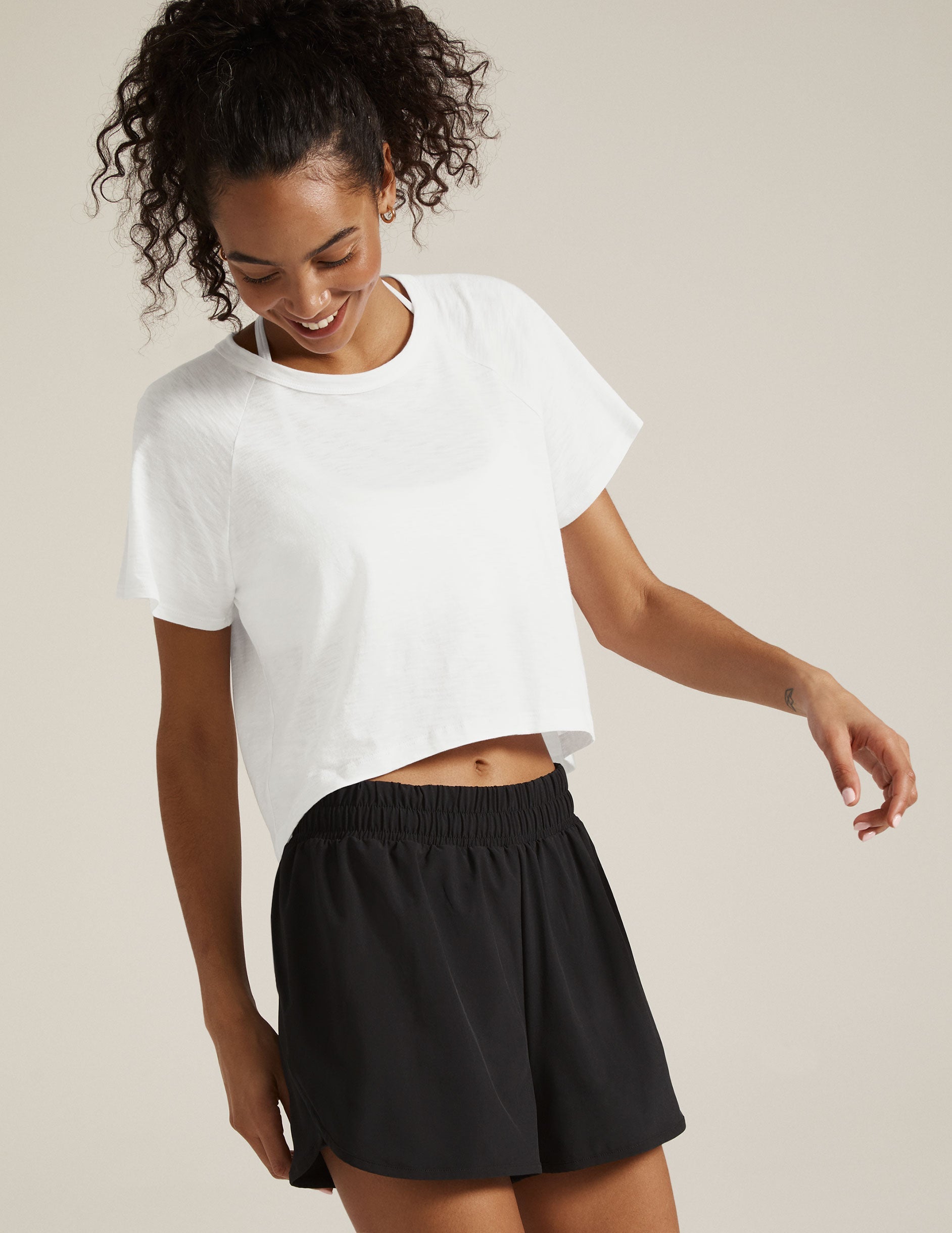 Signature High-Low Cropped Tee: Stylish Relaxed Fit Short Sleeve Top for Women