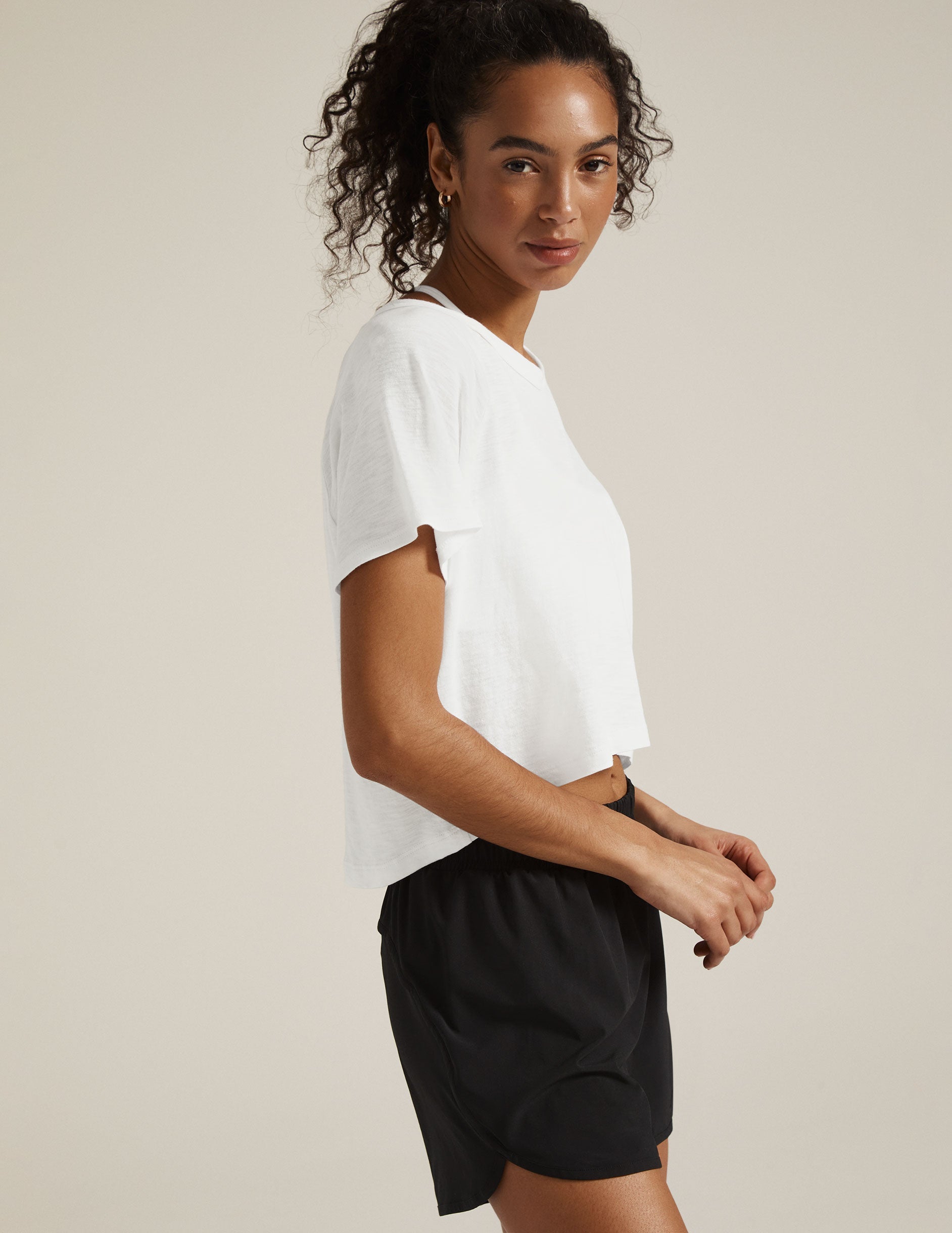 Signature High-Low Cropped Tee: Stylish Relaxed Fit Short Sleeve Top for Women