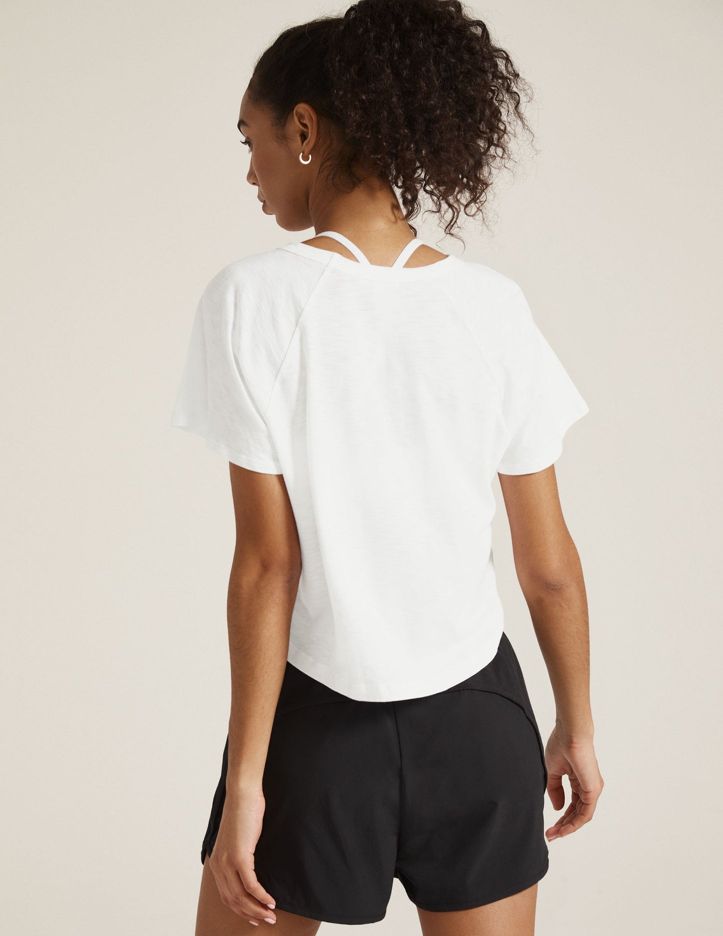 Signature High-Low Cropped Tee: Stylish Relaxed Fit Short Sleeve Top for Women