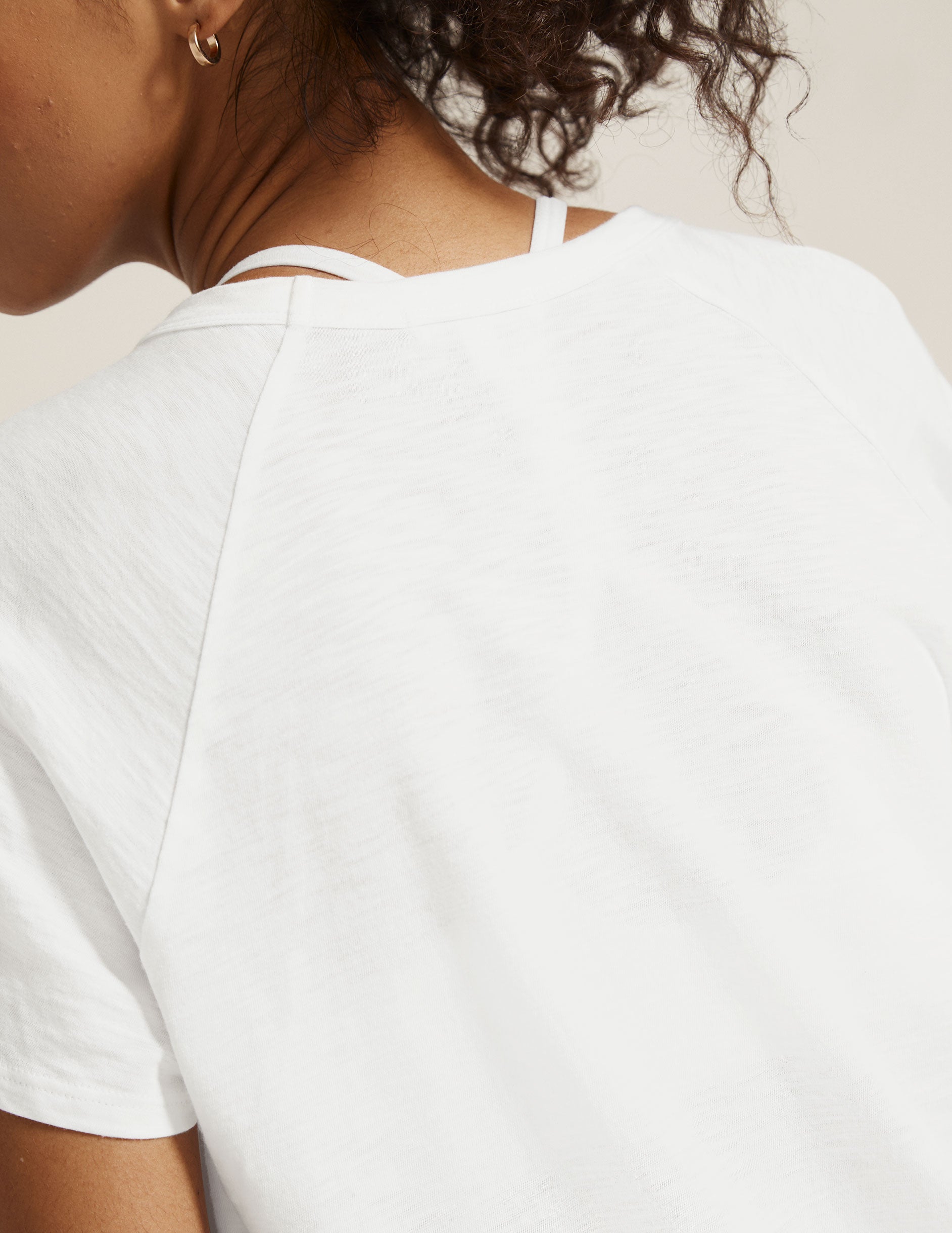 Signature High-Low Cropped Tee: Stylish Relaxed Fit Short Sleeve Top for Women
