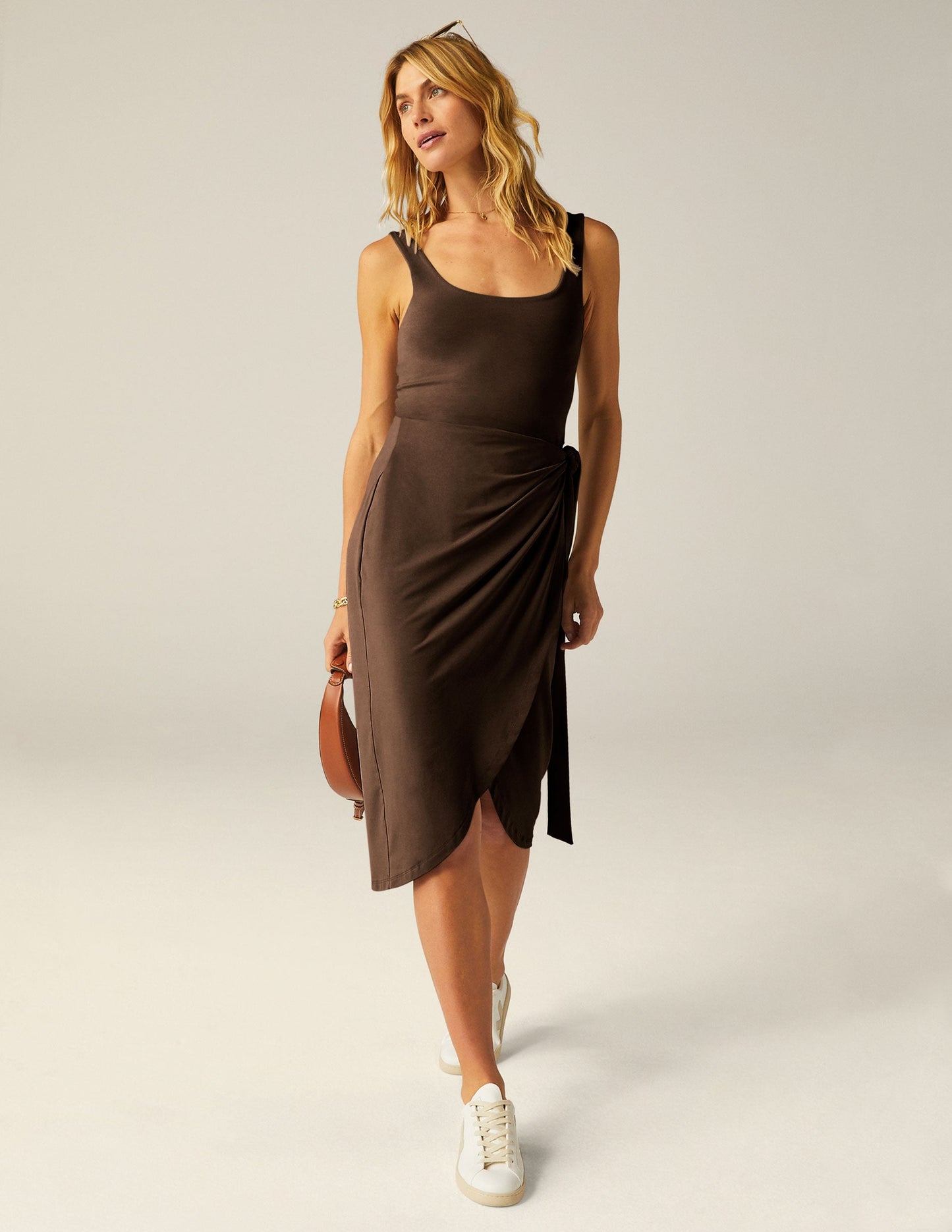 Chic Wrap-Front Midi Dress: Scoop Neck, Flowy Skirt, Versatile Everyday Wear