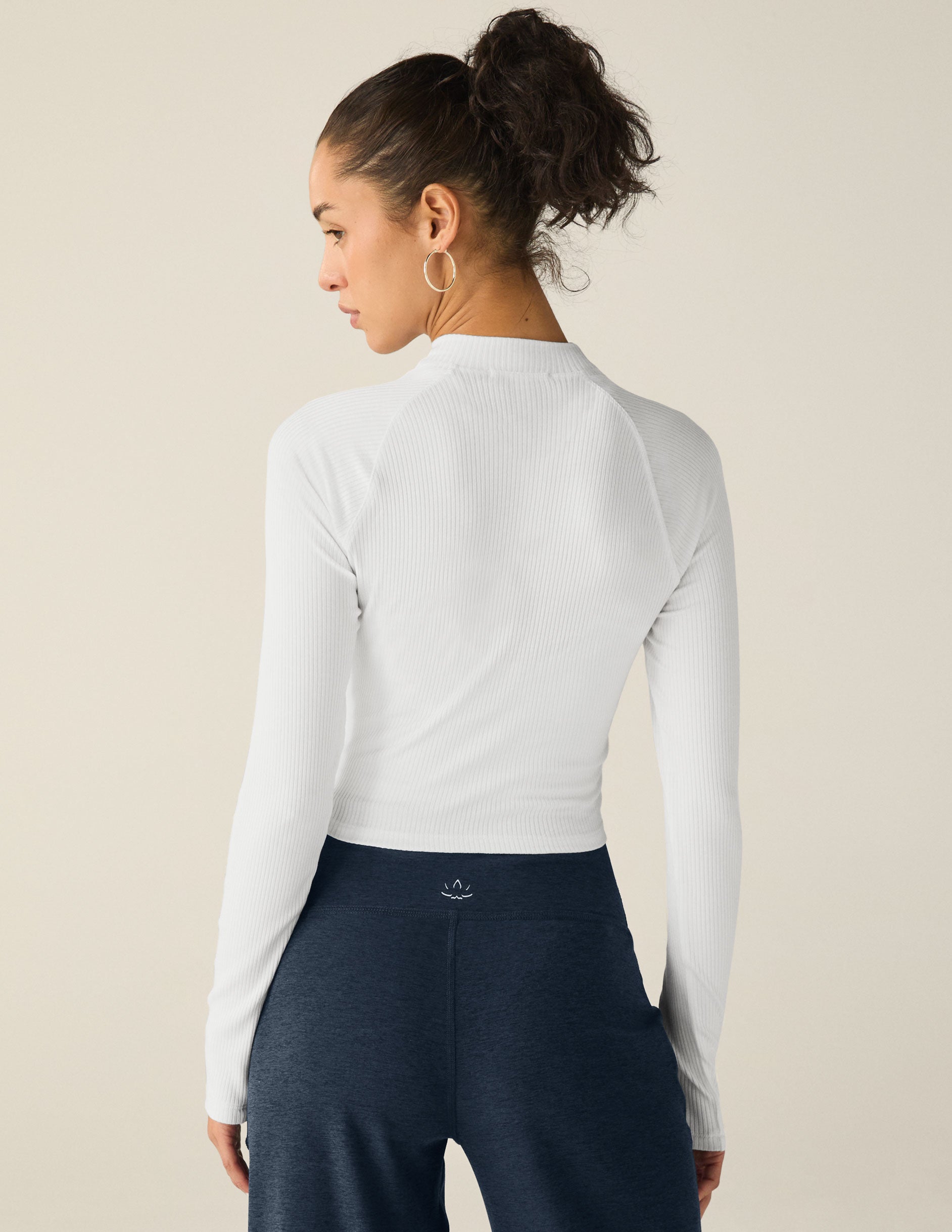 Beyond Yoga Contours Ribbed Mock Neck Cropped Top – Stylish Comfort Fit