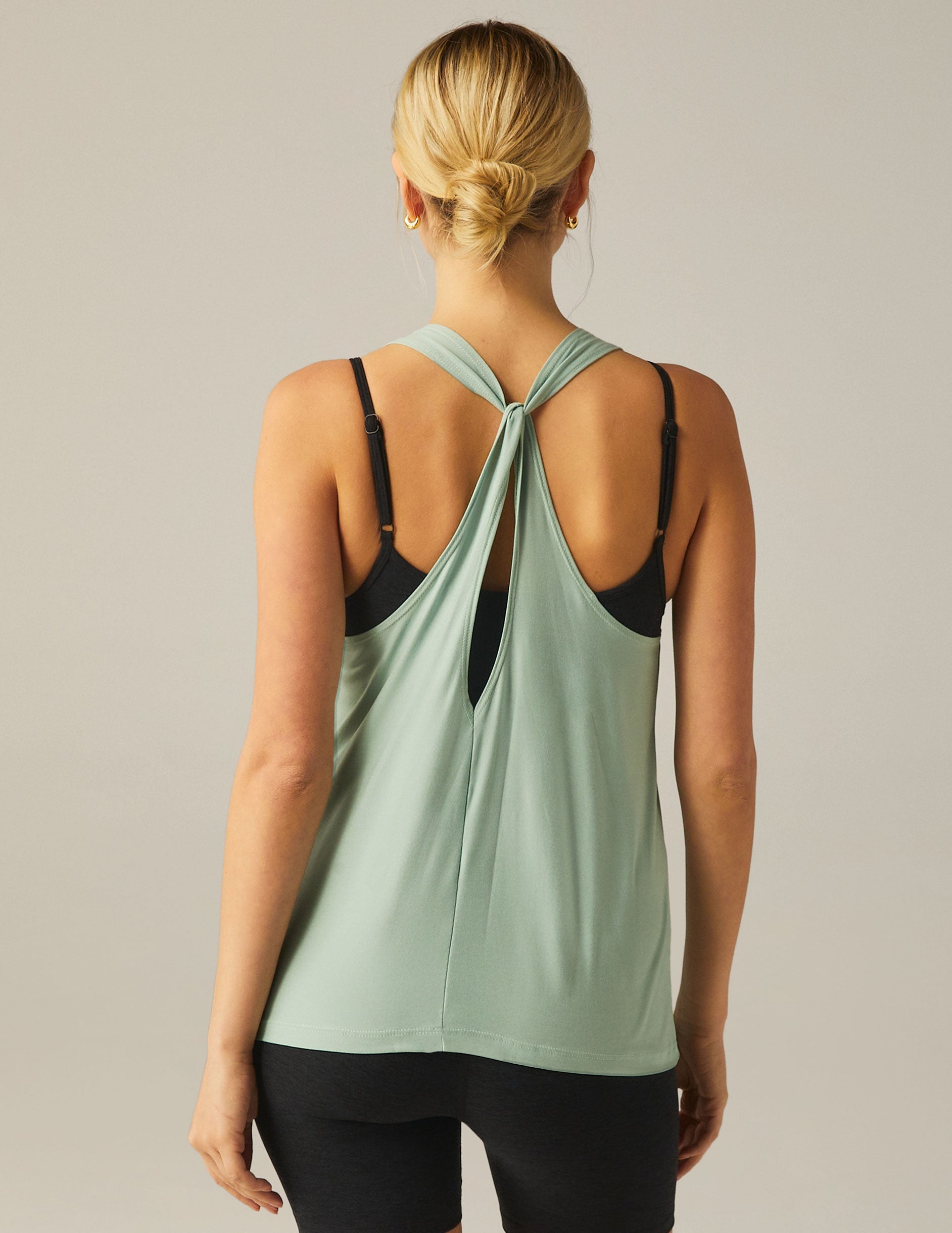 Featherweight Captivate Loose Tank Top: High Neck, Stylish Twist Back