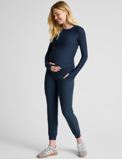 Comfortable Featherweight Maternity Crew Pullover: Soft, Breathable, Stylish Long Sleeve Top