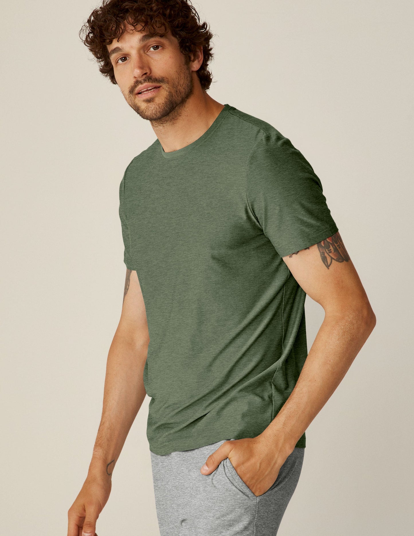 Men's Ultra-Soft Featherweight Crew Neck T-Shirt for Ultimate Comfort and Style