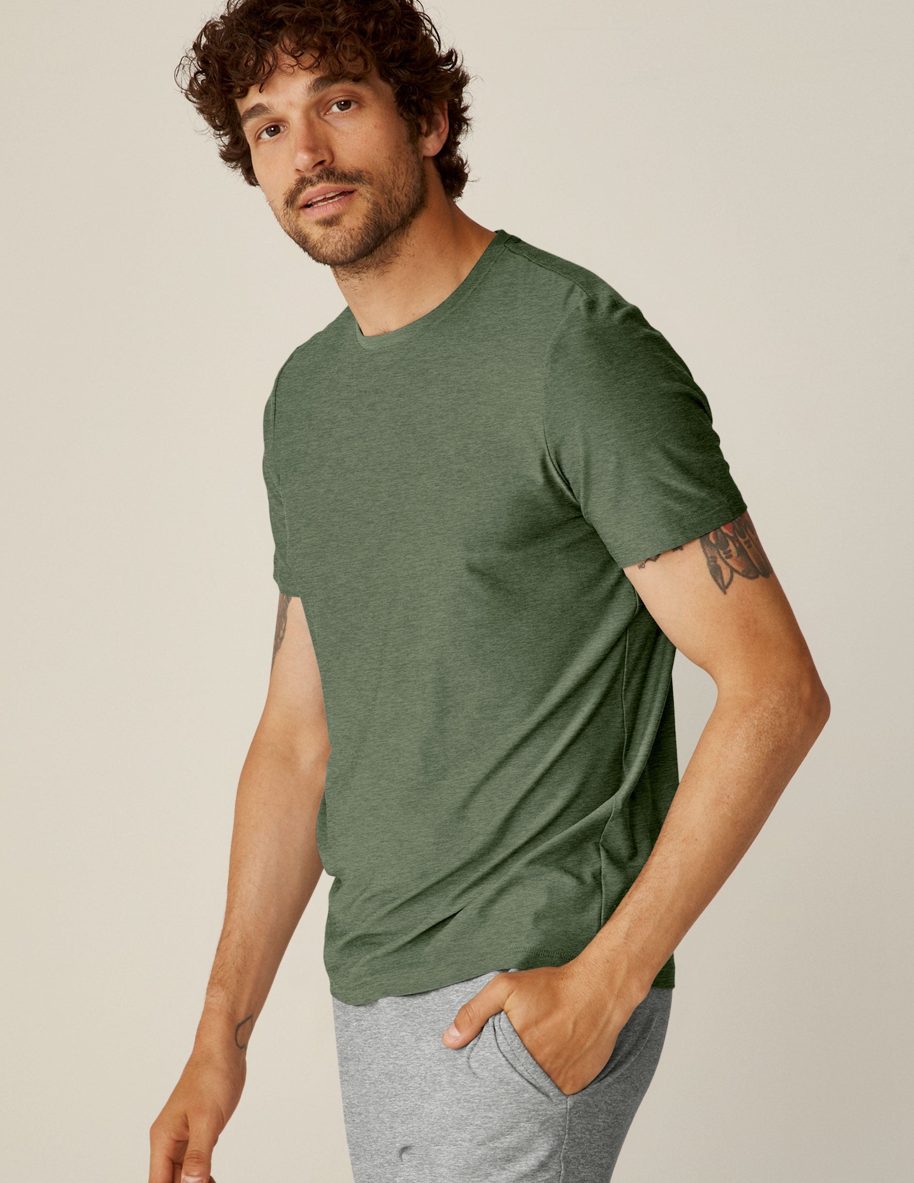 Men's Ultra-Soft Featherweight Crew Neck T-Shirt for Ultimate Comfort and Style
