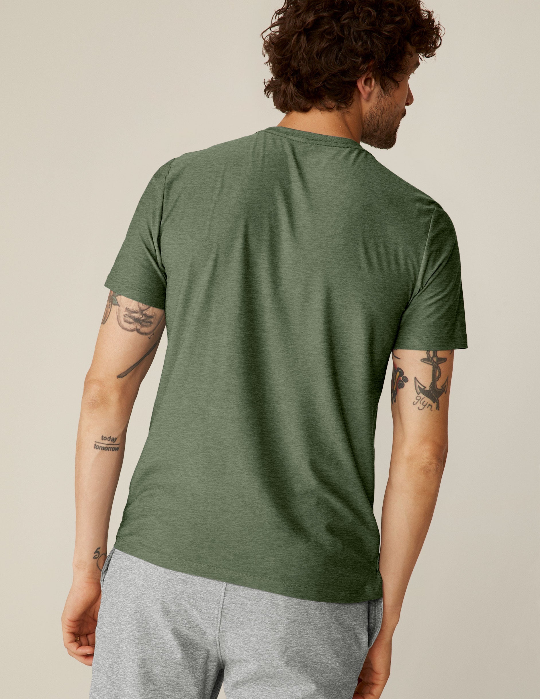 Men's Ultra-Soft Featherweight Crew Neck T-Shirt for Ultimate Comfort and Style