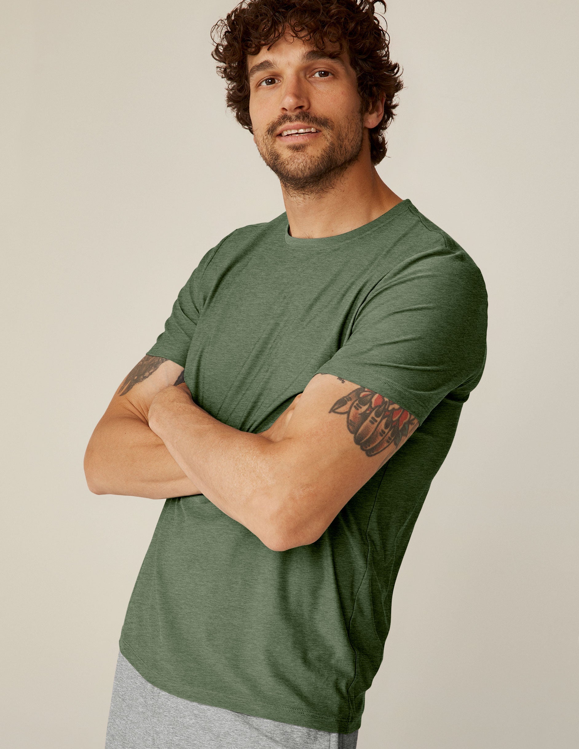 Men's Ultra-Soft Featherweight Crew Neck T-Shirt for Ultimate Comfort and Style