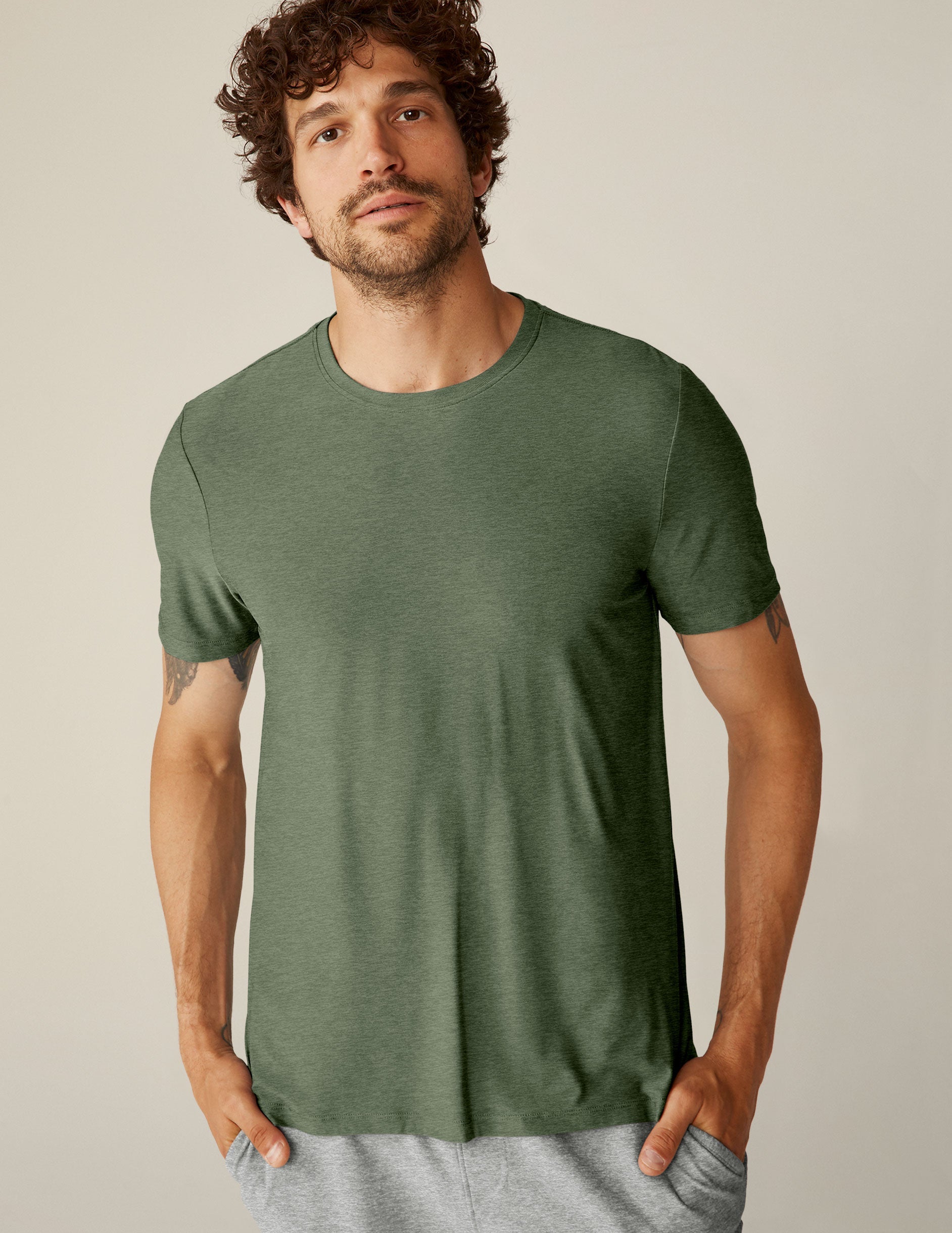 Men's Ultra-Soft Featherweight Crew Neck T-Shirt for Ultimate Comfort and Style