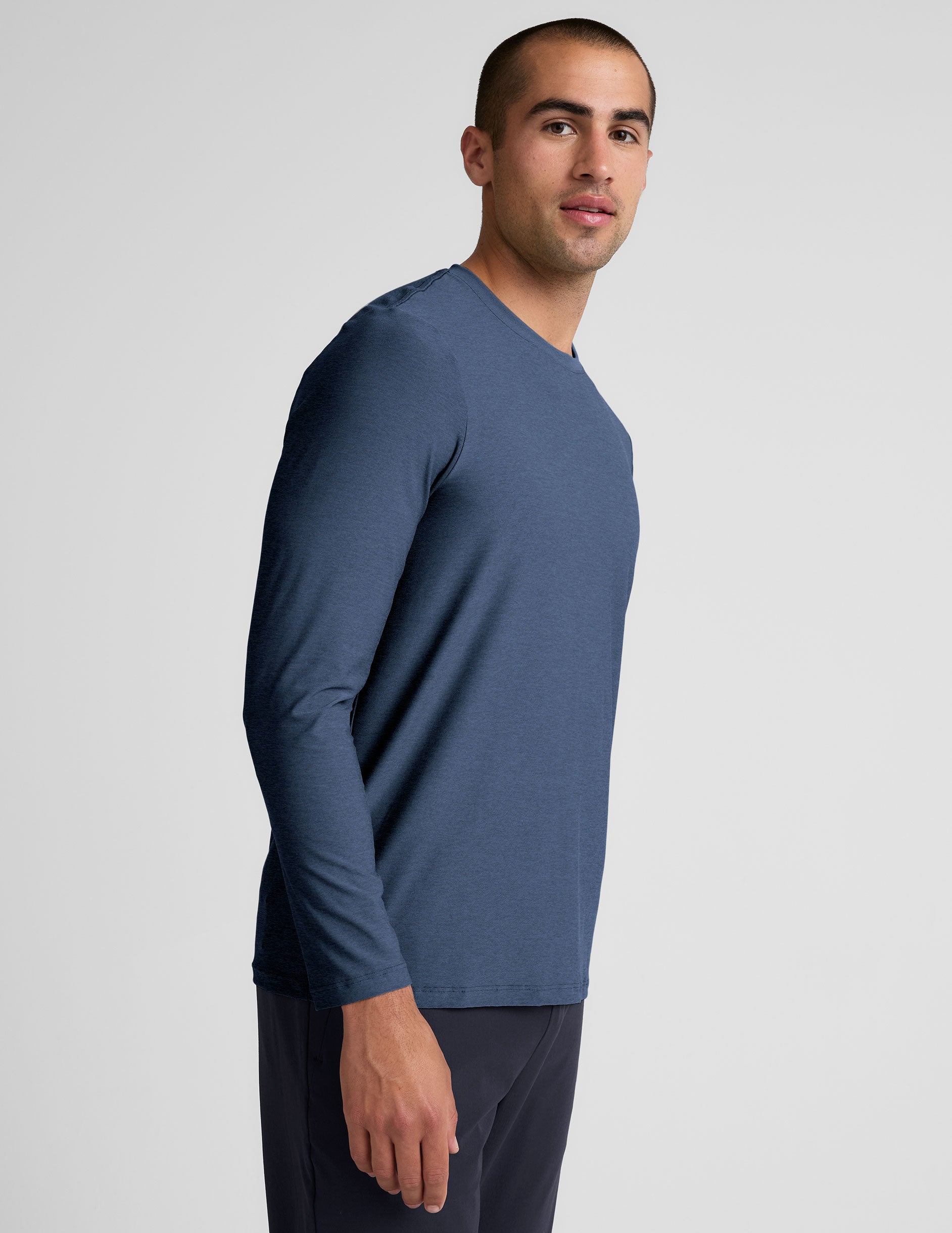 Beyond Yoga Men's Featherweight Long Sleeve Crew Neck Shirt – Ocean Indigo Heather