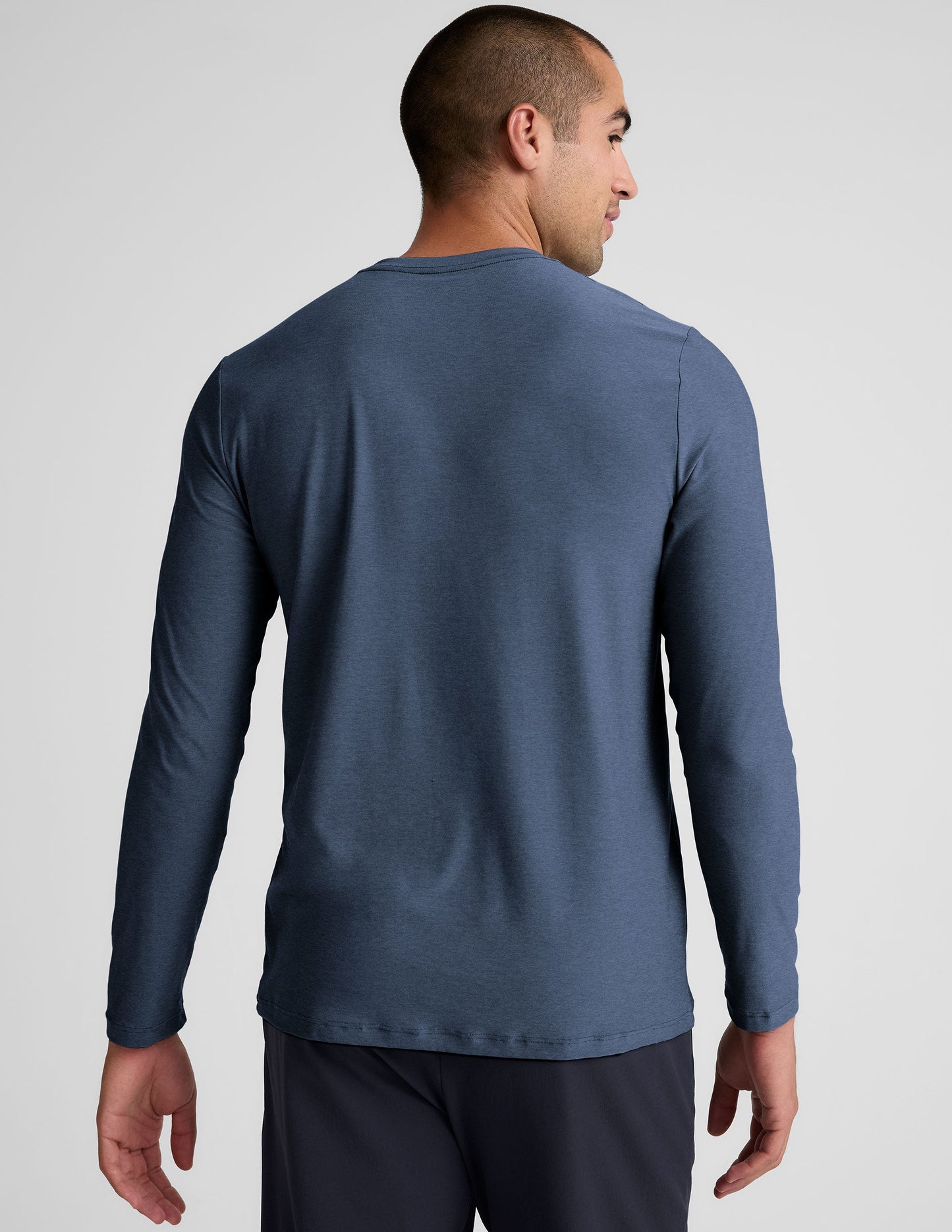 Beyond Yoga Men's Featherweight Long Sleeve Crew Neck Shirt – Ocean Indigo Heather