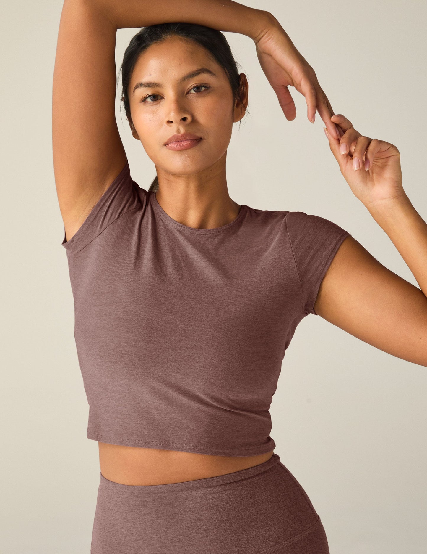 Featherweight Twist Back Cropped Tee: Stylish Keyhole Design, Ultra-Soft Activewear Comfort