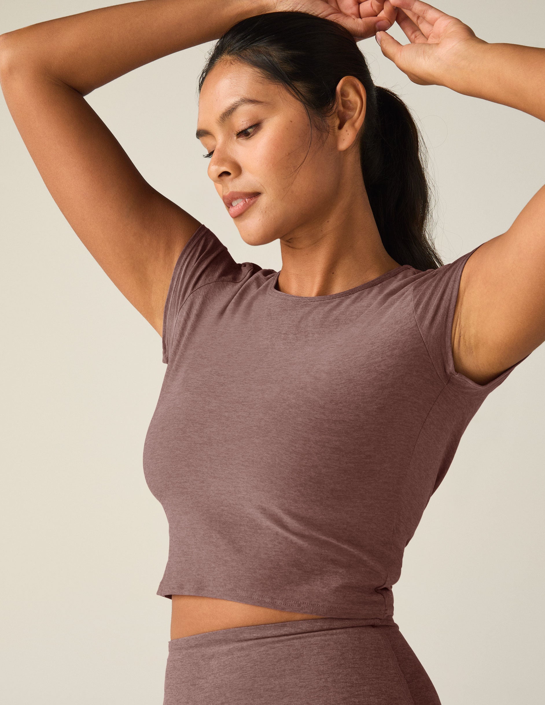 Featherweight Twist Back Cropped Tee: Stylish Keyhole Design, Ultra-Soft Activewear Comfort