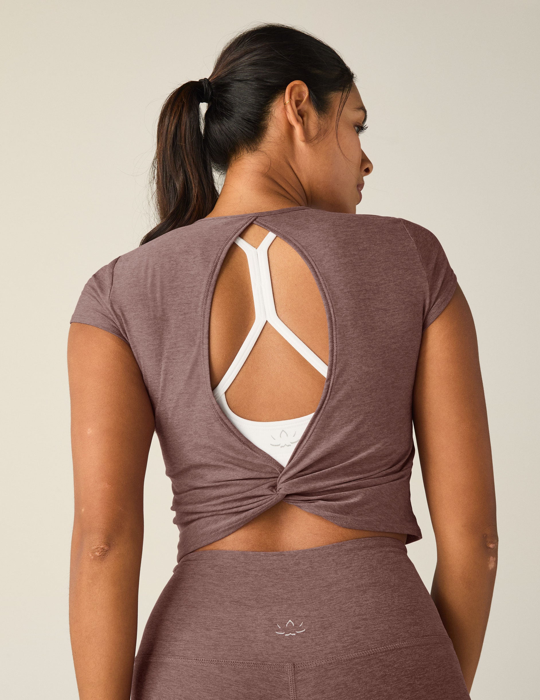 Featherweight Twist Back Cropped Tee: Stylish Keyhole Design, Ultra-Soft Activewear Comfort