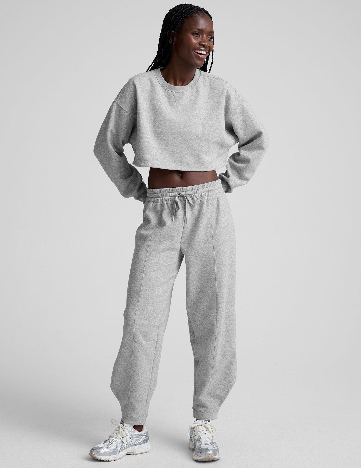 Cozy Fleece Barrel Sweatpants: Stylish Relaxed Fit, Mid-Rise Comfort, Functional Pockets