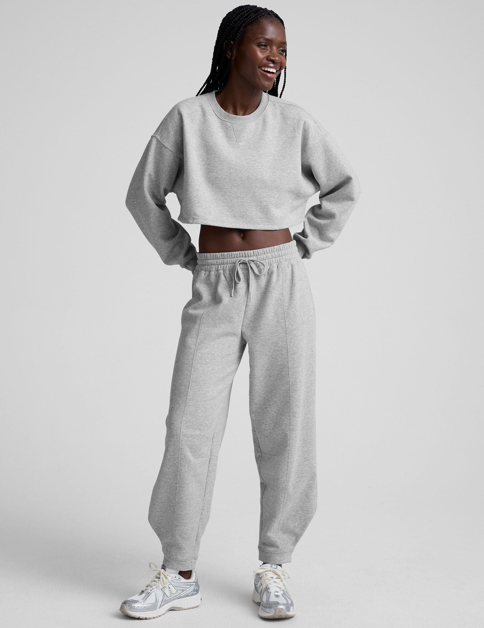 Cozy Fleece Barrel Sweatpants: Stylish Relaxed Fit, Mid-Rise Comfort, Functional Pockets