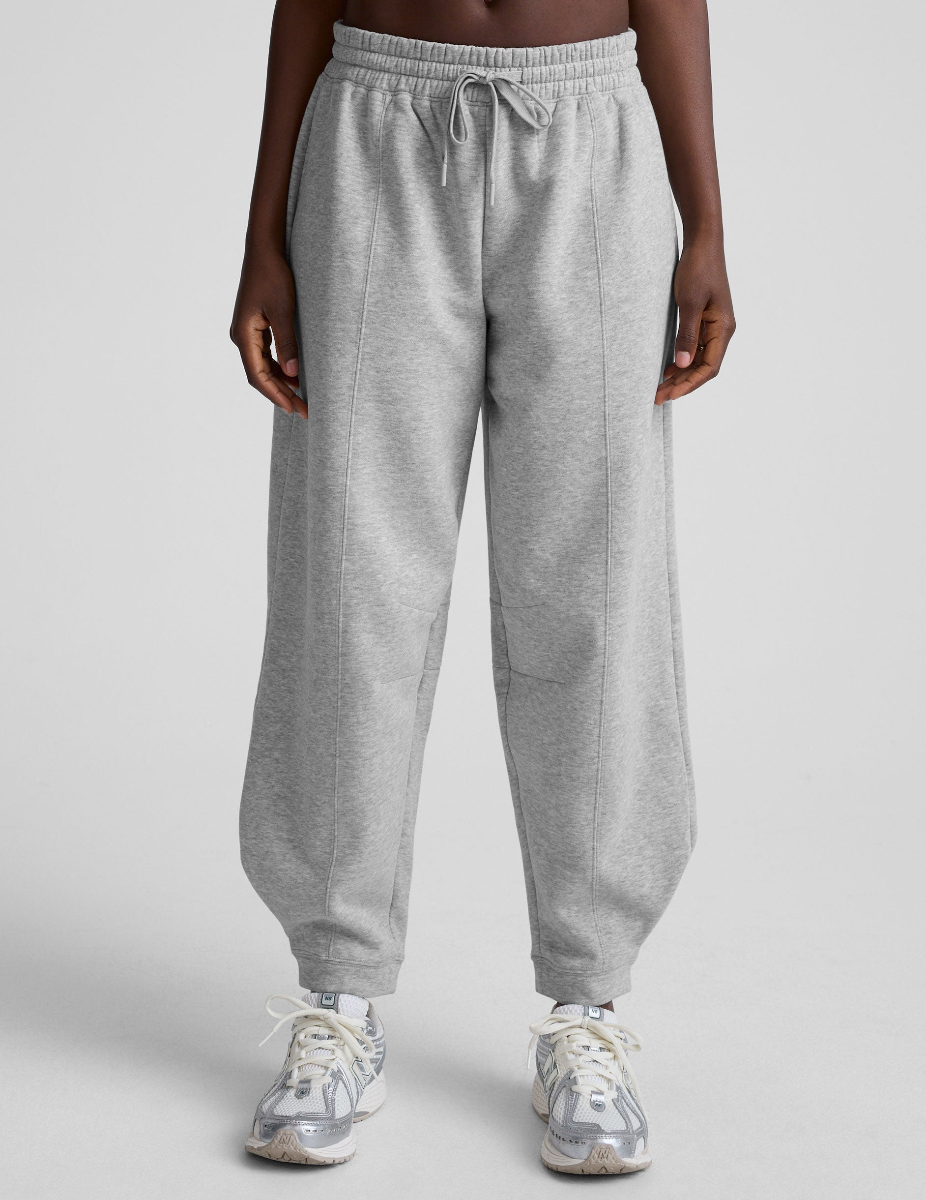 Cozy Fleece Barrel Sweatpants: Stylish Relaxed Fit, Mid-Rise Comfort, Functional Pockets