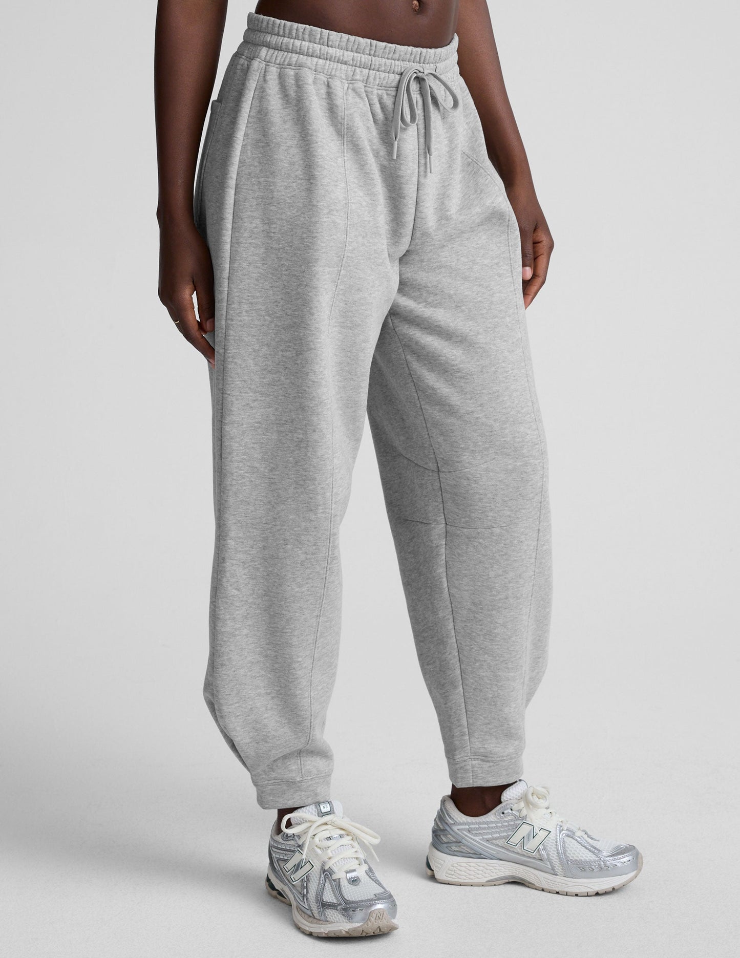 Cozy Fleece Barrel Sweatpants: Stylish Relaxed Fit, Mid-Rise Comfort, Functional Pockets