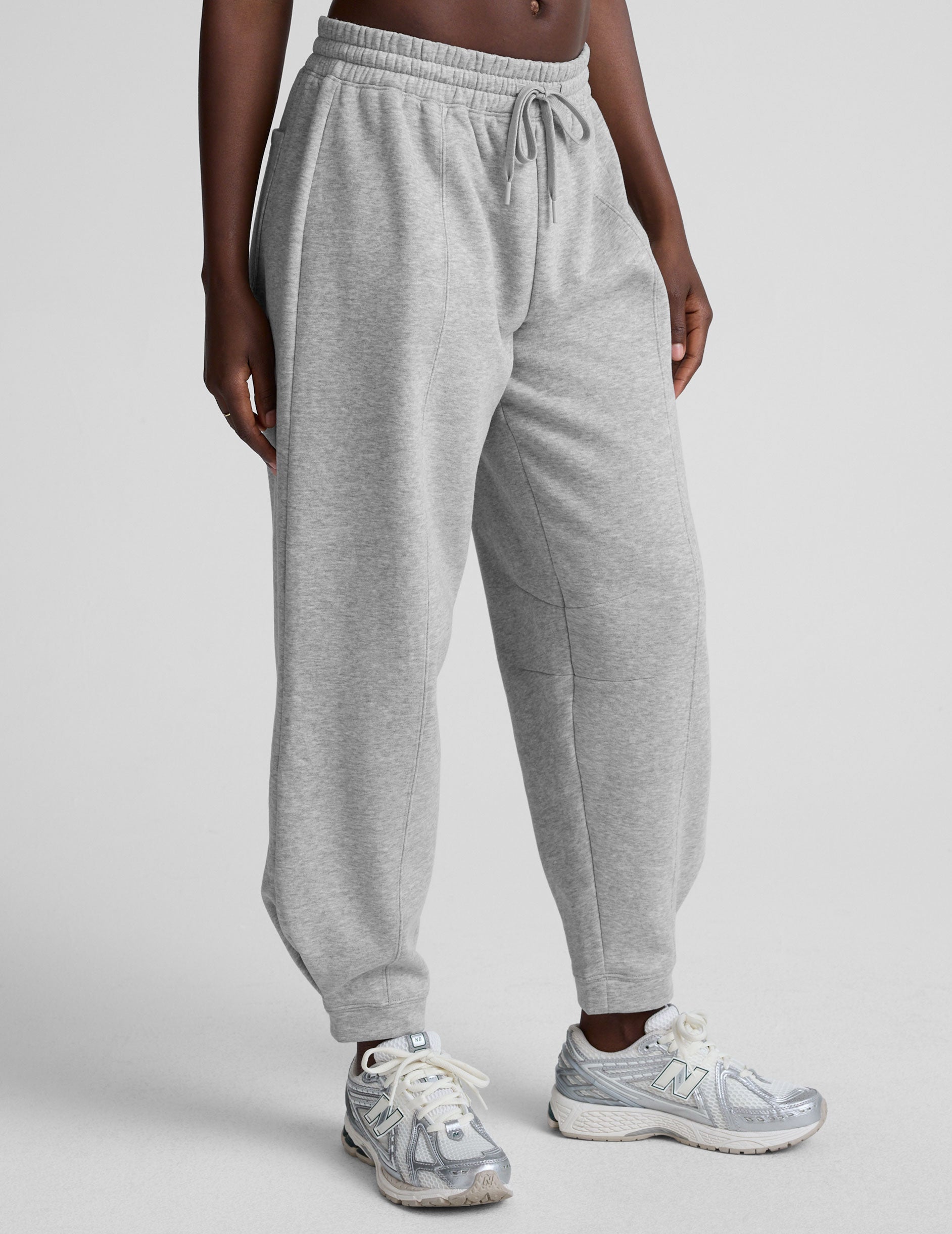 Cozy Fleece Barrel Sweatpants: Stylish Relaxed Fit, Mid-Rise Comfort, Functional Pockets