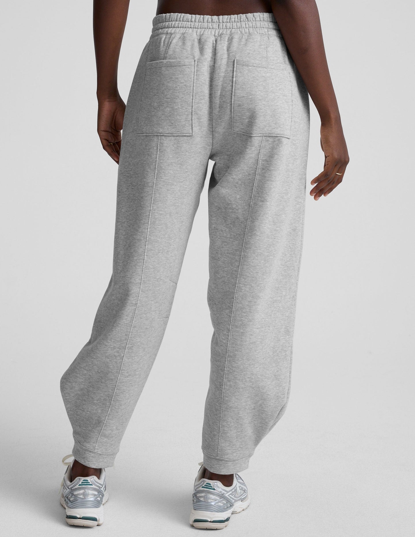 Cozy Fleece Barrel Sweatpants: Stylish Relaxed Fit, Mid-Rise Comfort, Functional Pockets