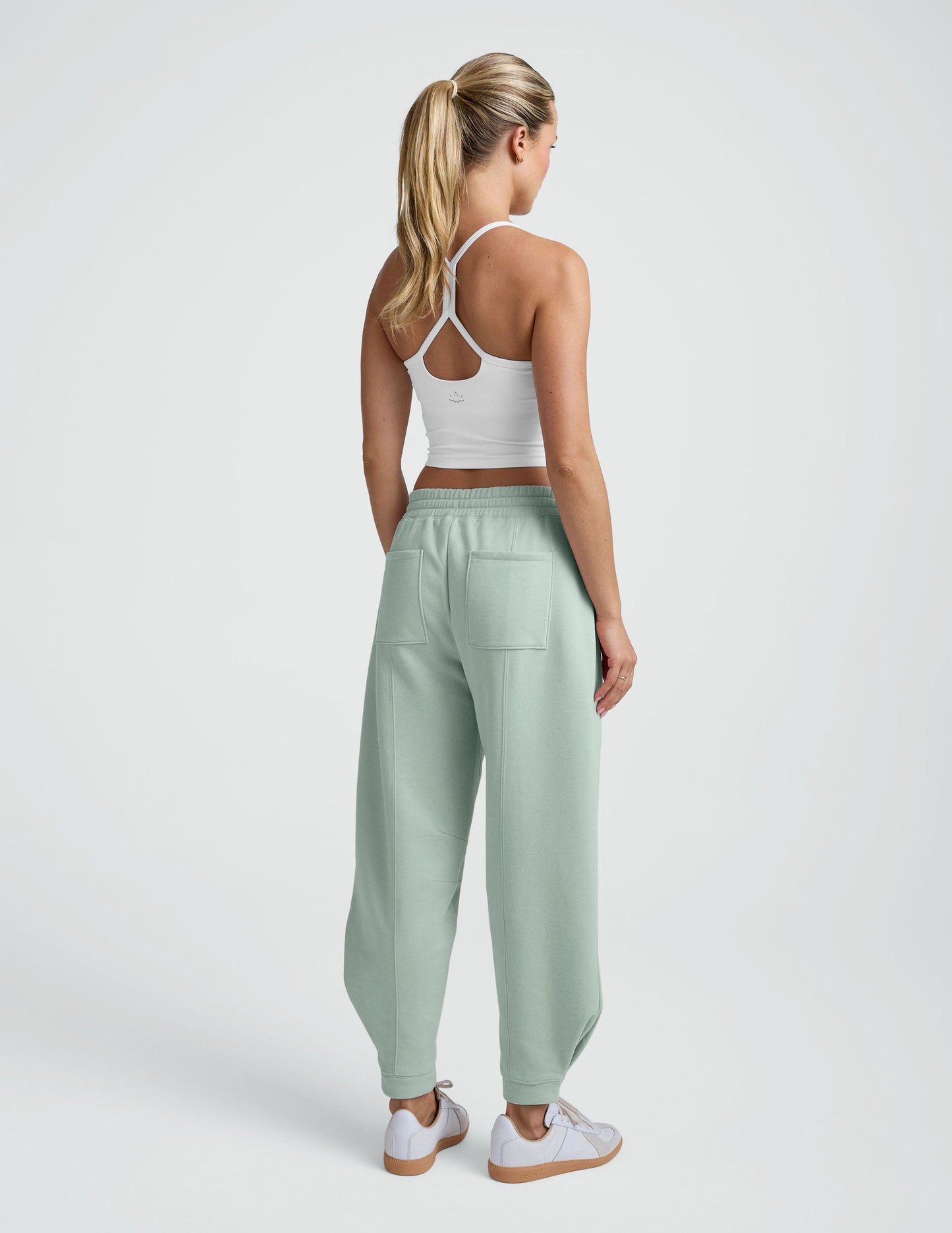 Cozy LuxeFleece Barrel Sweatpants for Women: Relaxed Fit, Ultimate Comfort, Pale Blue