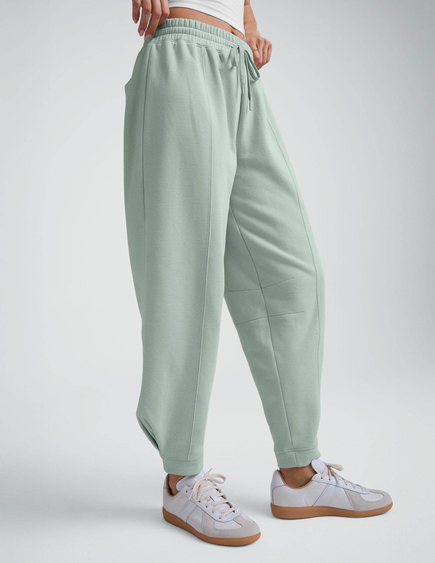 Cozy LuxeFleece Barrel Sweatpants for Women: Relaxed Fit, Ultimate Comfort, Pale Blue