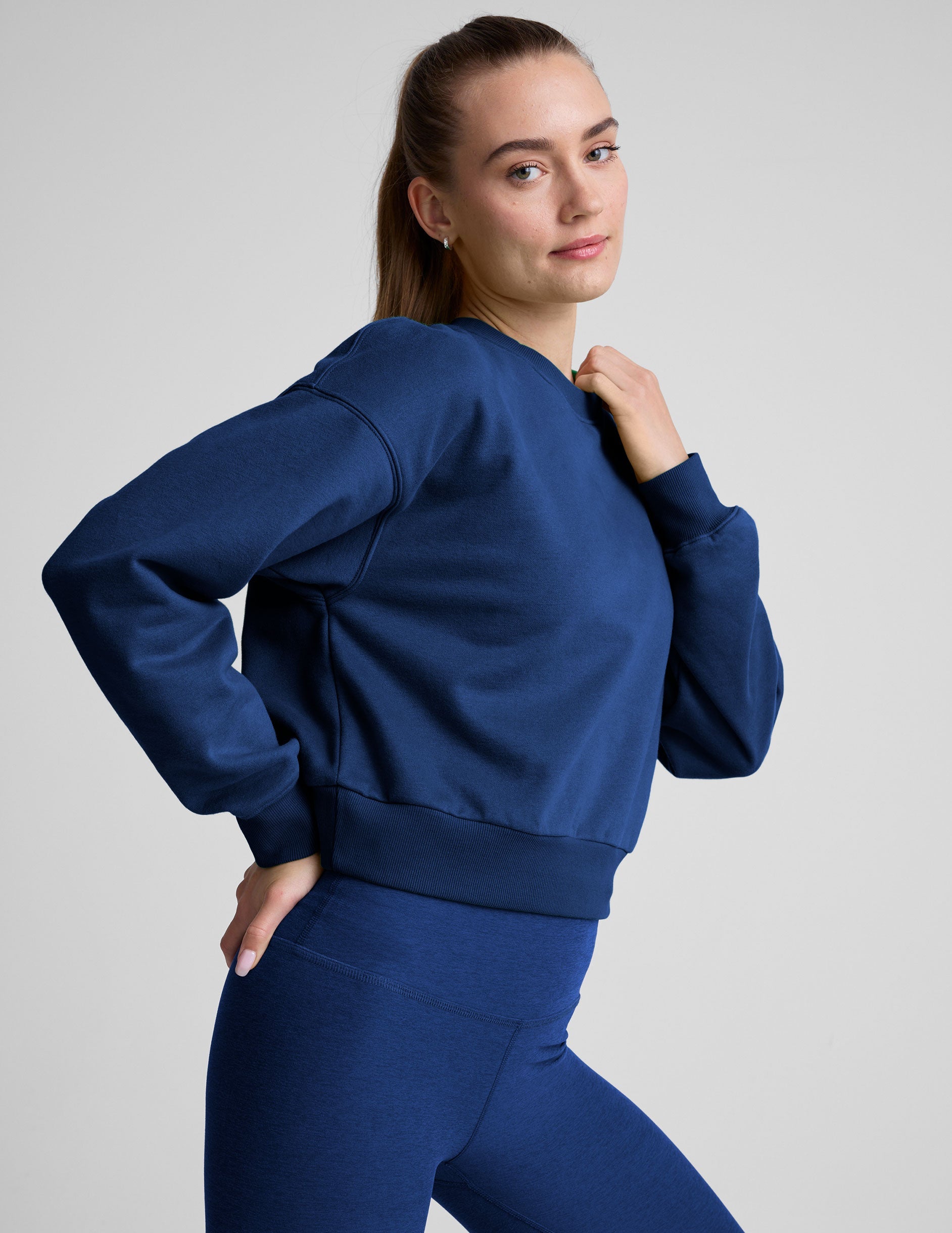 Luxurious Soft Fleece Crewneck Sweatshirt for Cozy-Chic Everyday Comfort Style