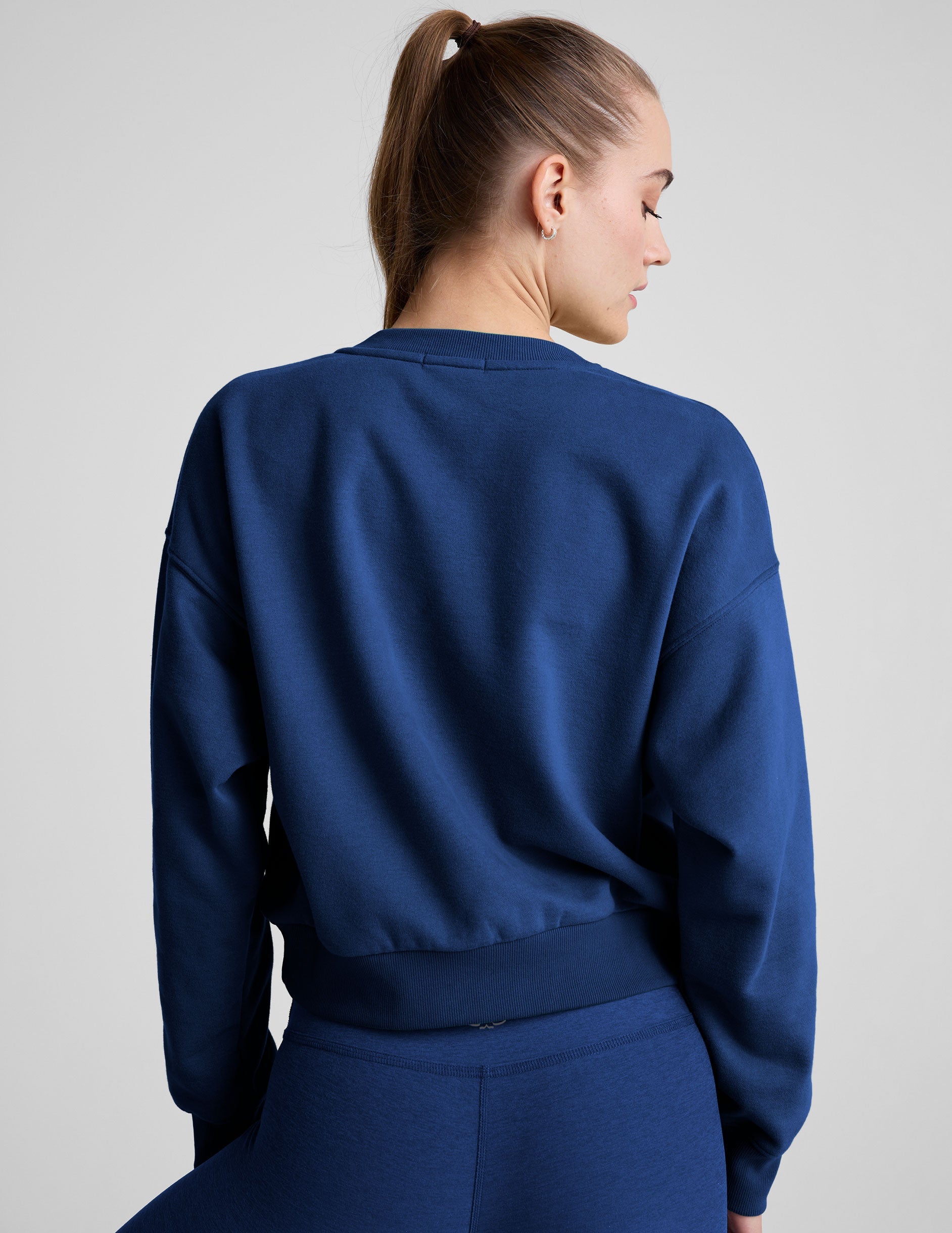 Luxurious Soft Fleece Crewneck Sweatshirt for Cozy-Chic Everyday Comfort Style