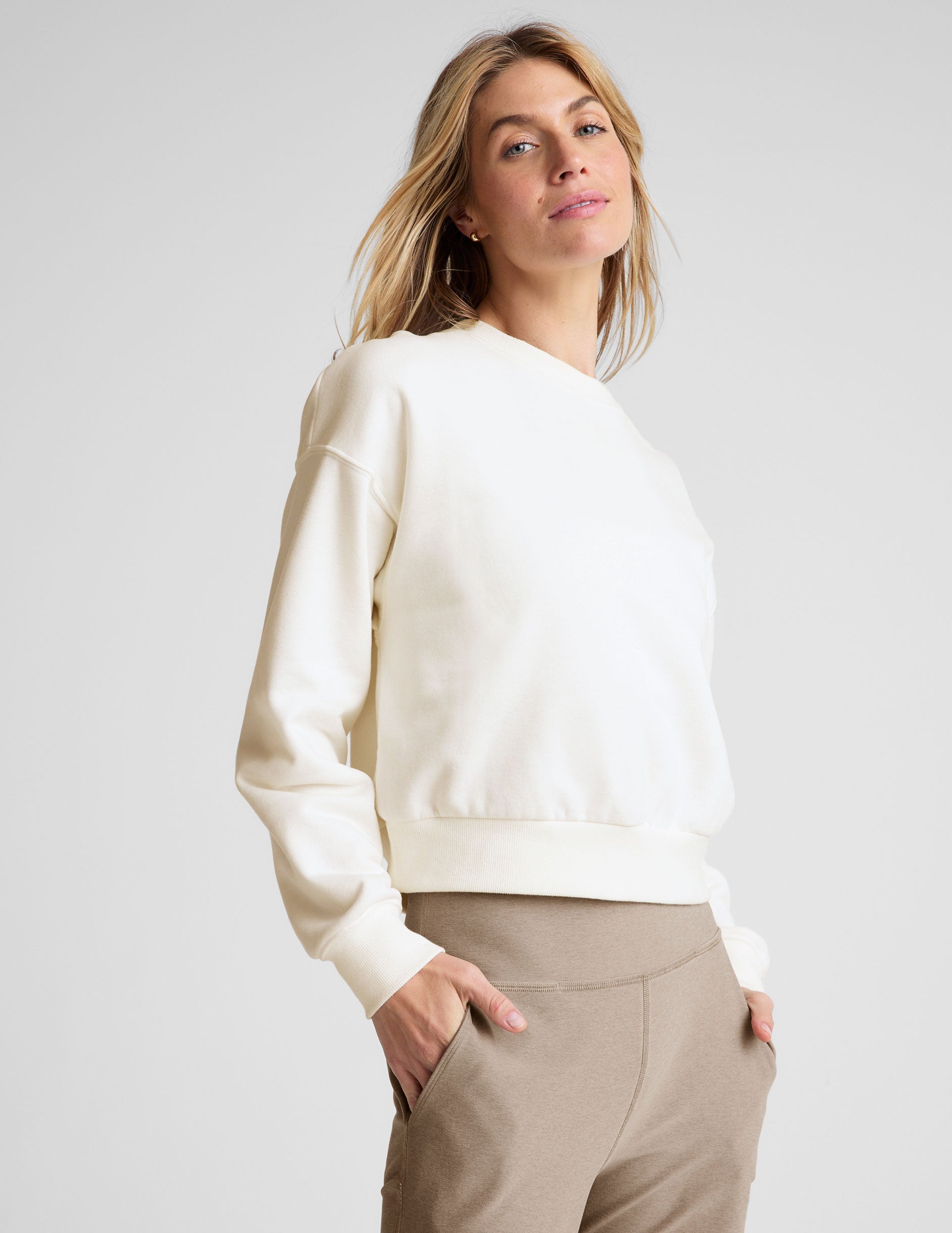 Soft LuxeFleece Crewneck Sweatshirt for Cozy Comfort and Relaxed Style