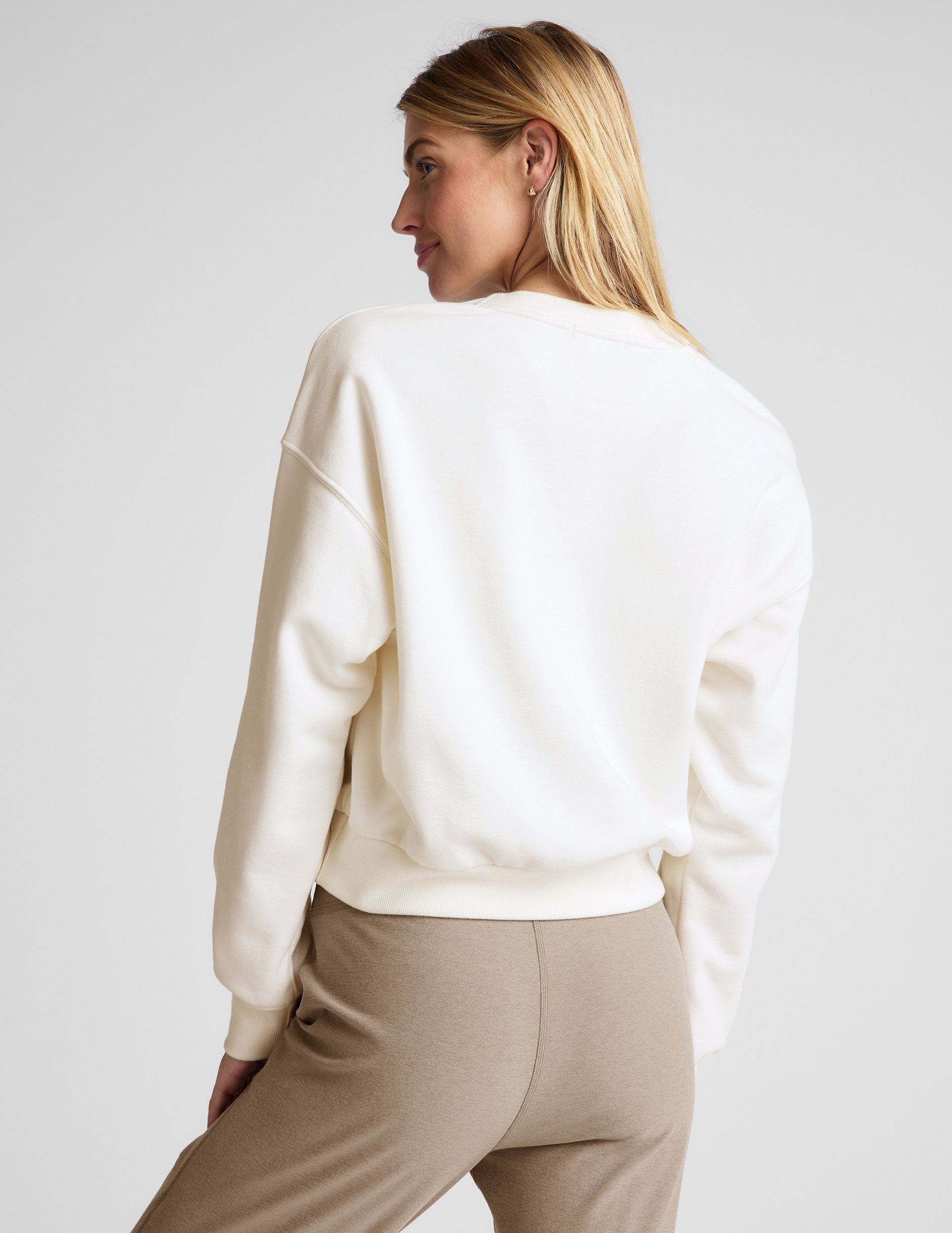 Soft LuxeFleece Crewneck Sweatshirt for Cozy Comfort and Relaxed Style