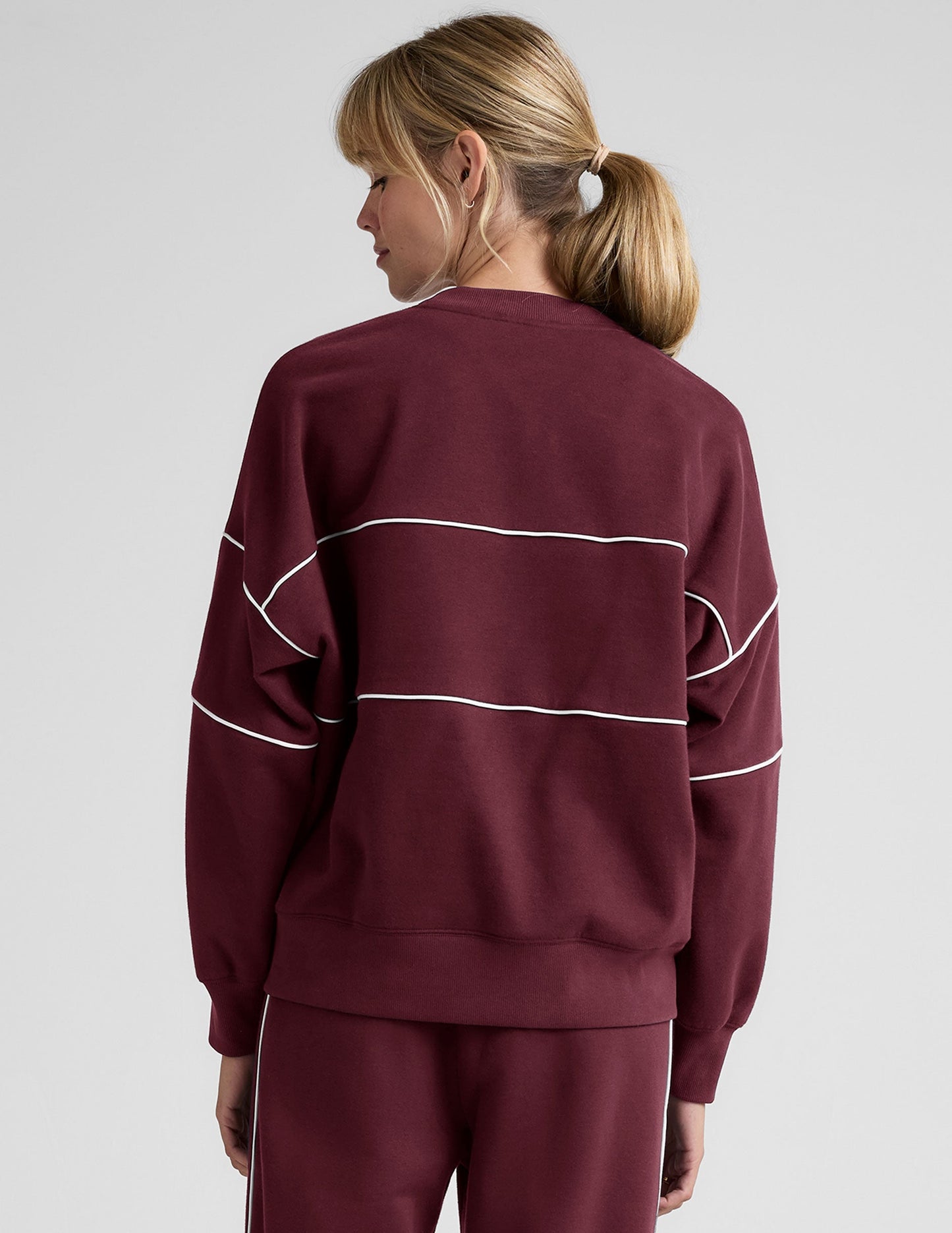 Women's LuxeFleece Oversized Crewneck Sweater: Cozy Comfort with Stylish Contrast Piping