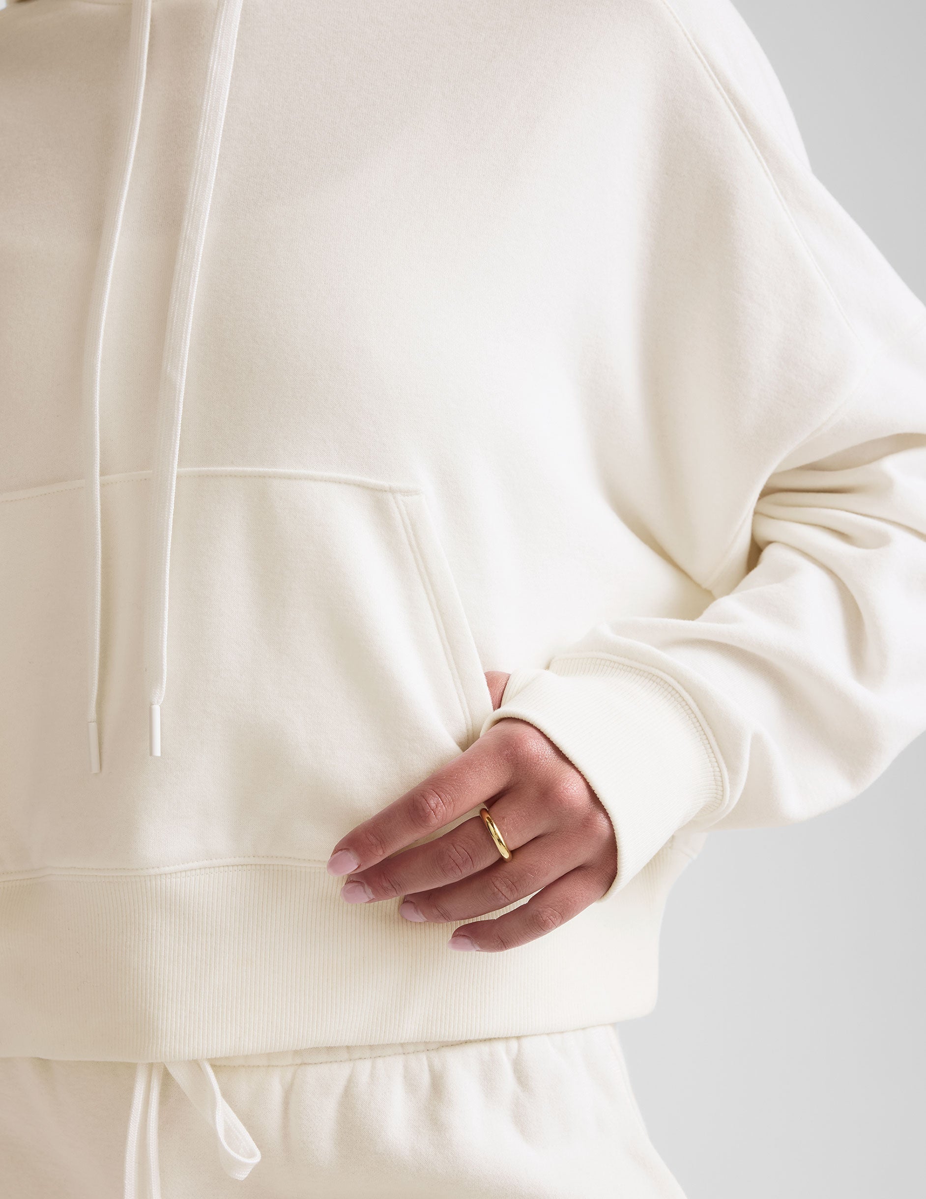 Beyond Yoga LuxeFleece Cropped Hoodie: Relaxed Fit, Thumbholes & Cozy Comfort