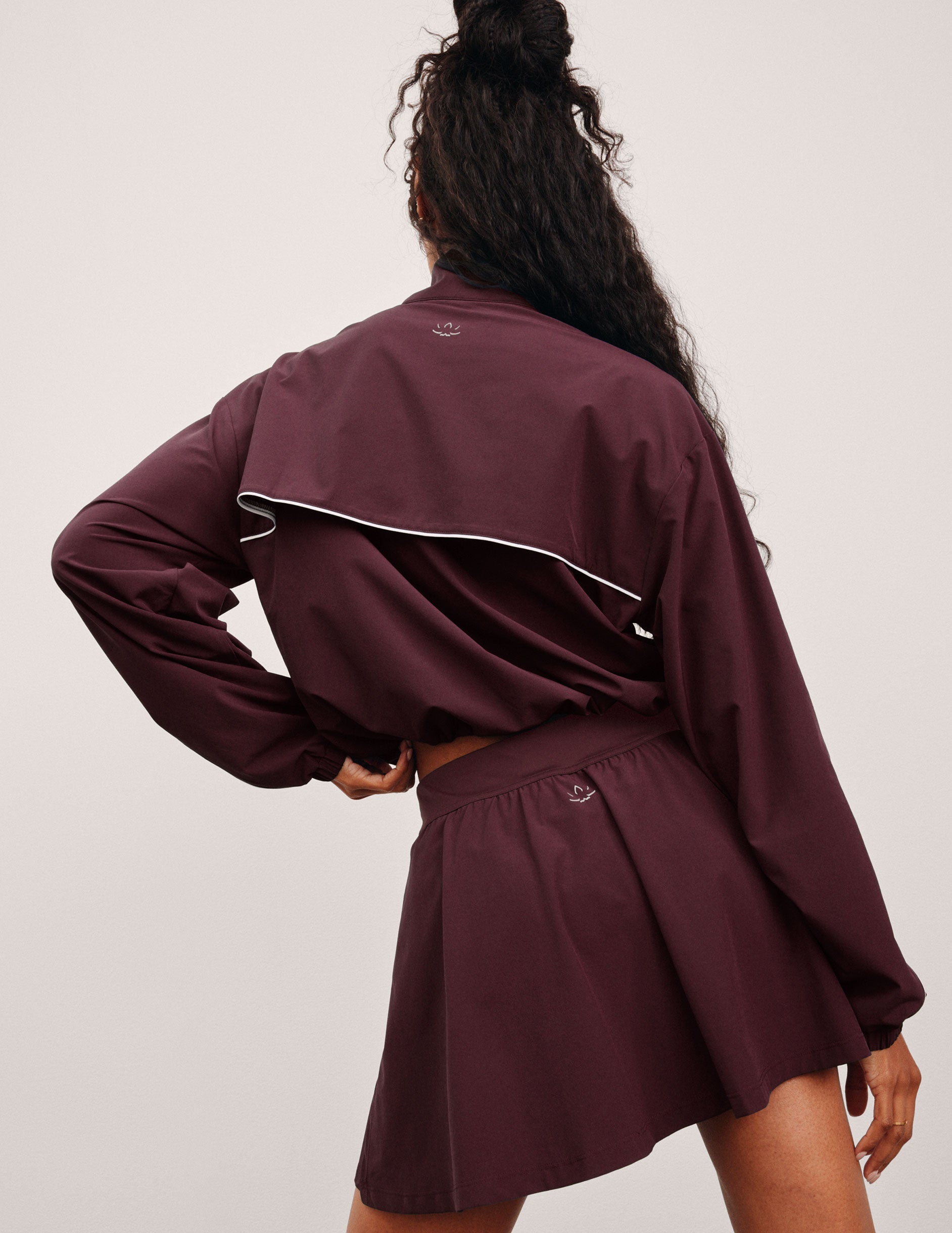 Sporty Women's Full-Zip Track Jacket with Pockets and Adjustable Hem