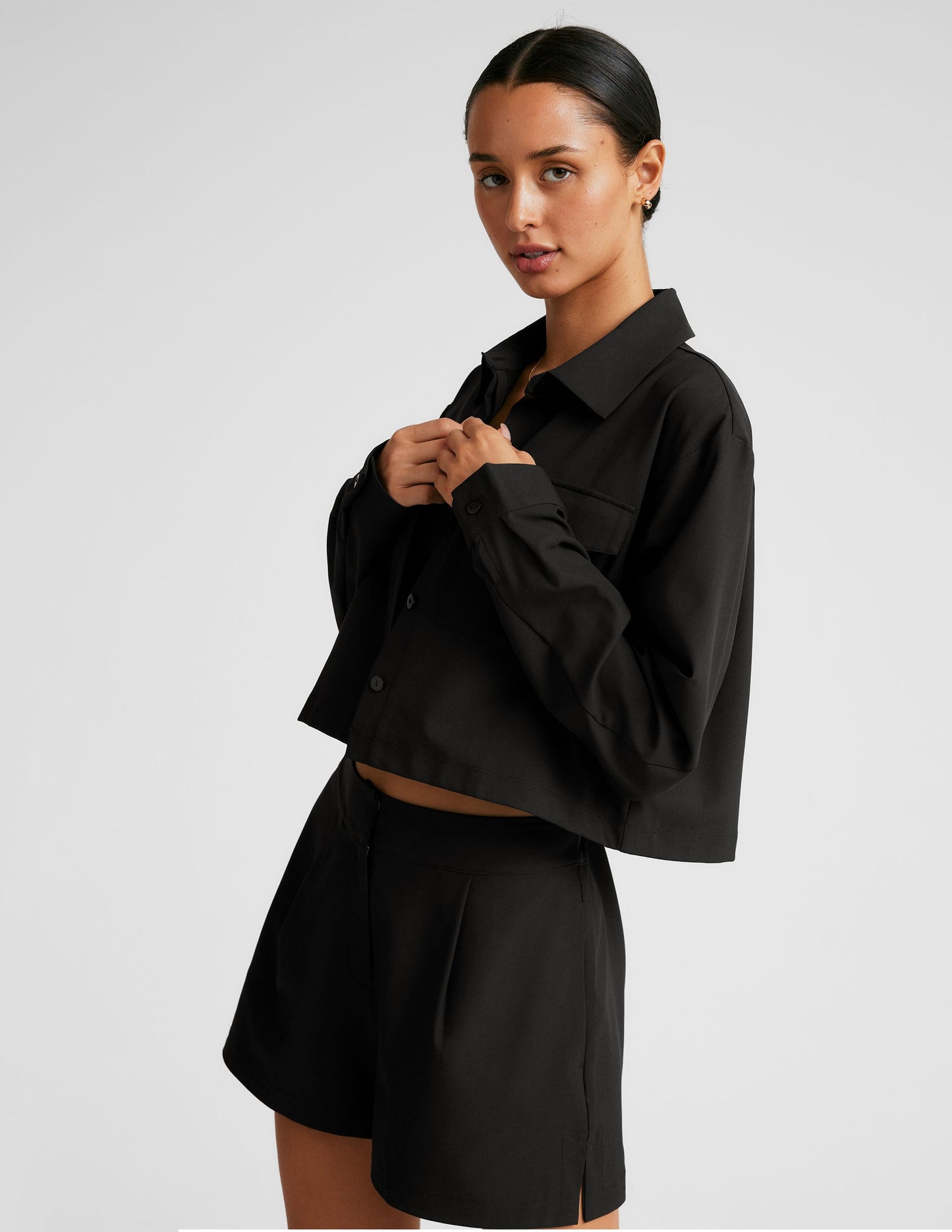 Effortless Black Cropped Jacket: Loose Fit, Cargo Pockets, JetStretch Comfort