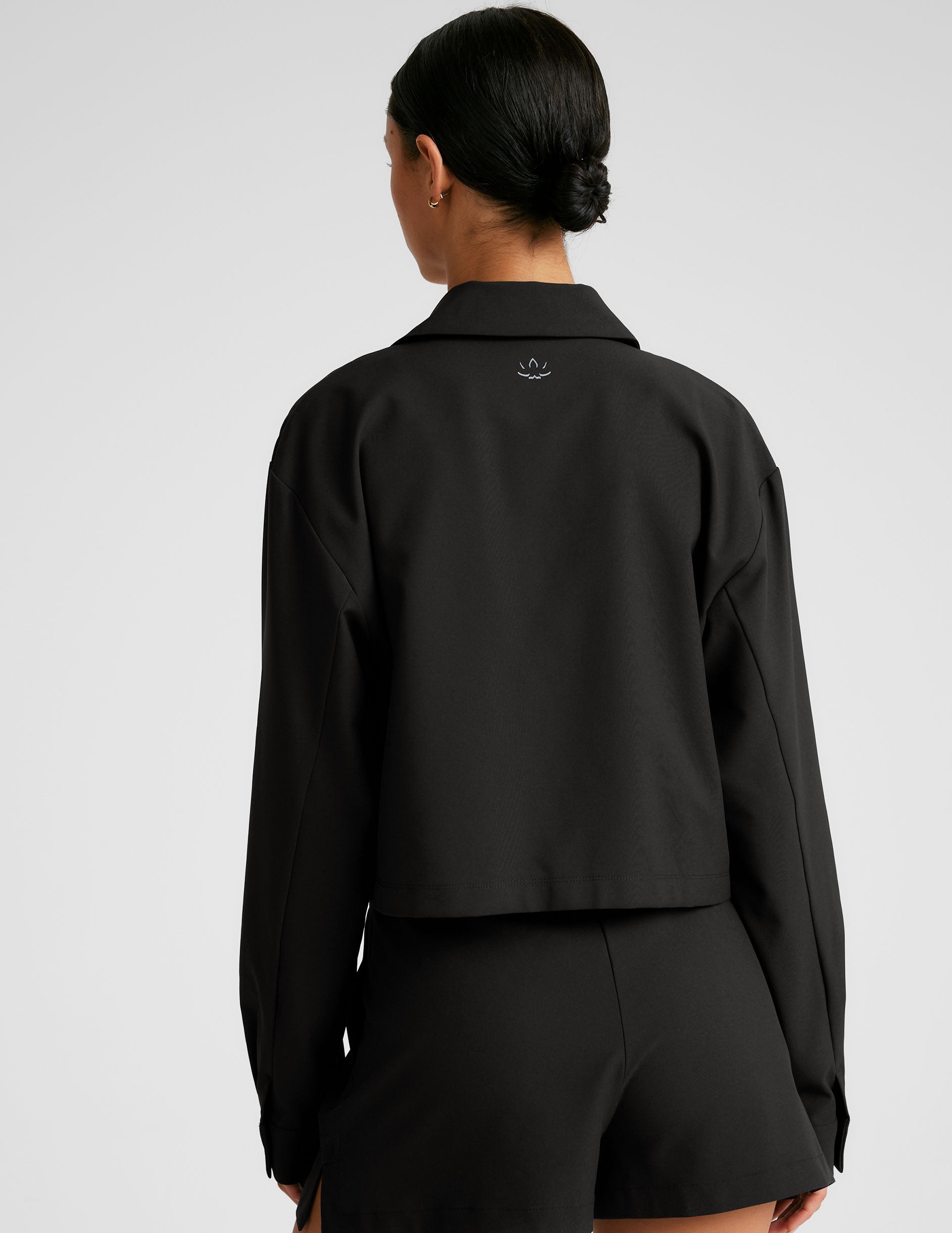 Effortless Black Cropped Jacket: Loose Fit, Cargo Pockets, JetStretch Comfort