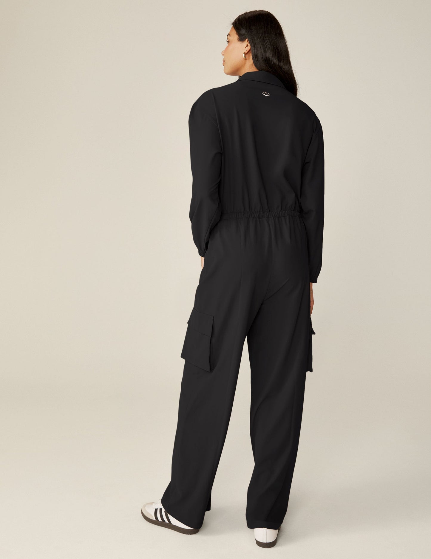 Effortless Black Cargo Jumpsuit: Comfortable Long Sleeve Wide Leg Travel Outfit