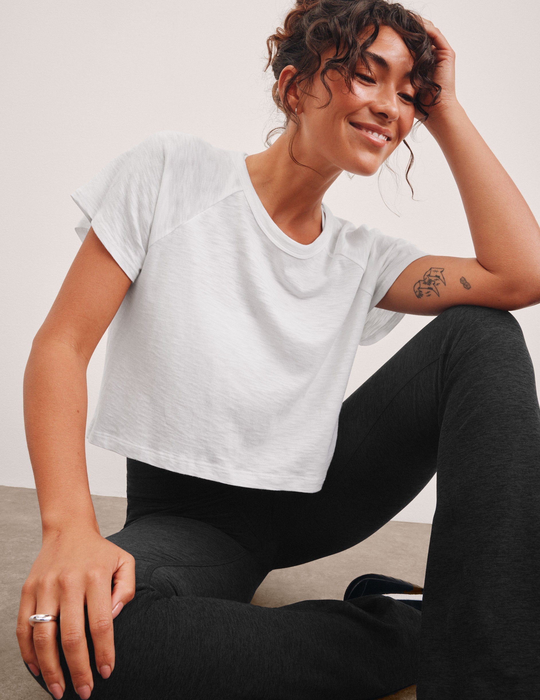 Signature High-Low Cropped Tee: Stylish Relaxed Fit Short Sleeve Top for Women