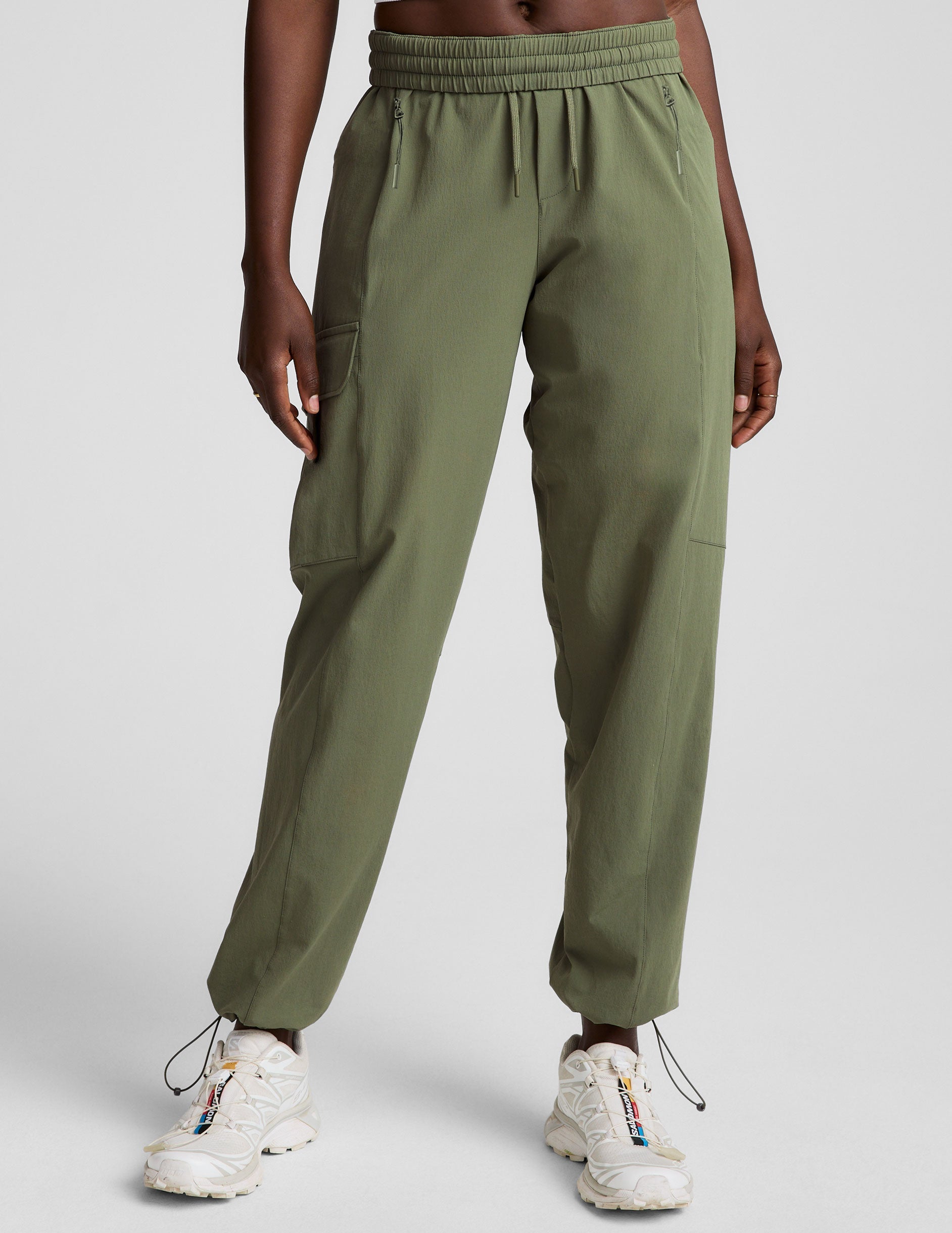 Comfortable Relaxed Fit Cargo Pants with Adjustable Hem and Secure Pockets